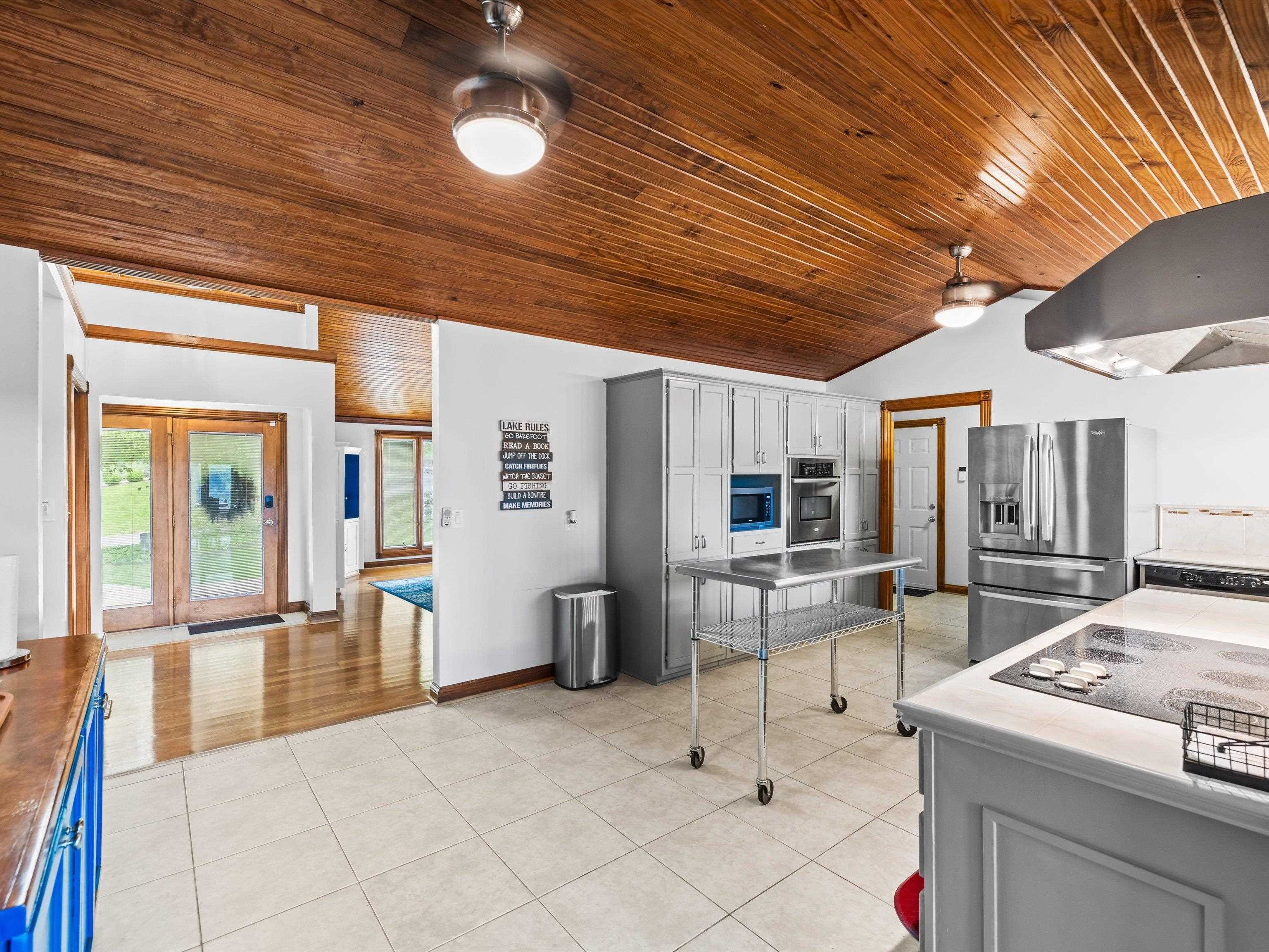 389 Lakeview Dr, Somerset, Kentucky 42503, 6 Bedrooms Bedrooms, ,5 BathroomsBathrooms,Single Family Residence,For Sale,Lakeview Dr,92289