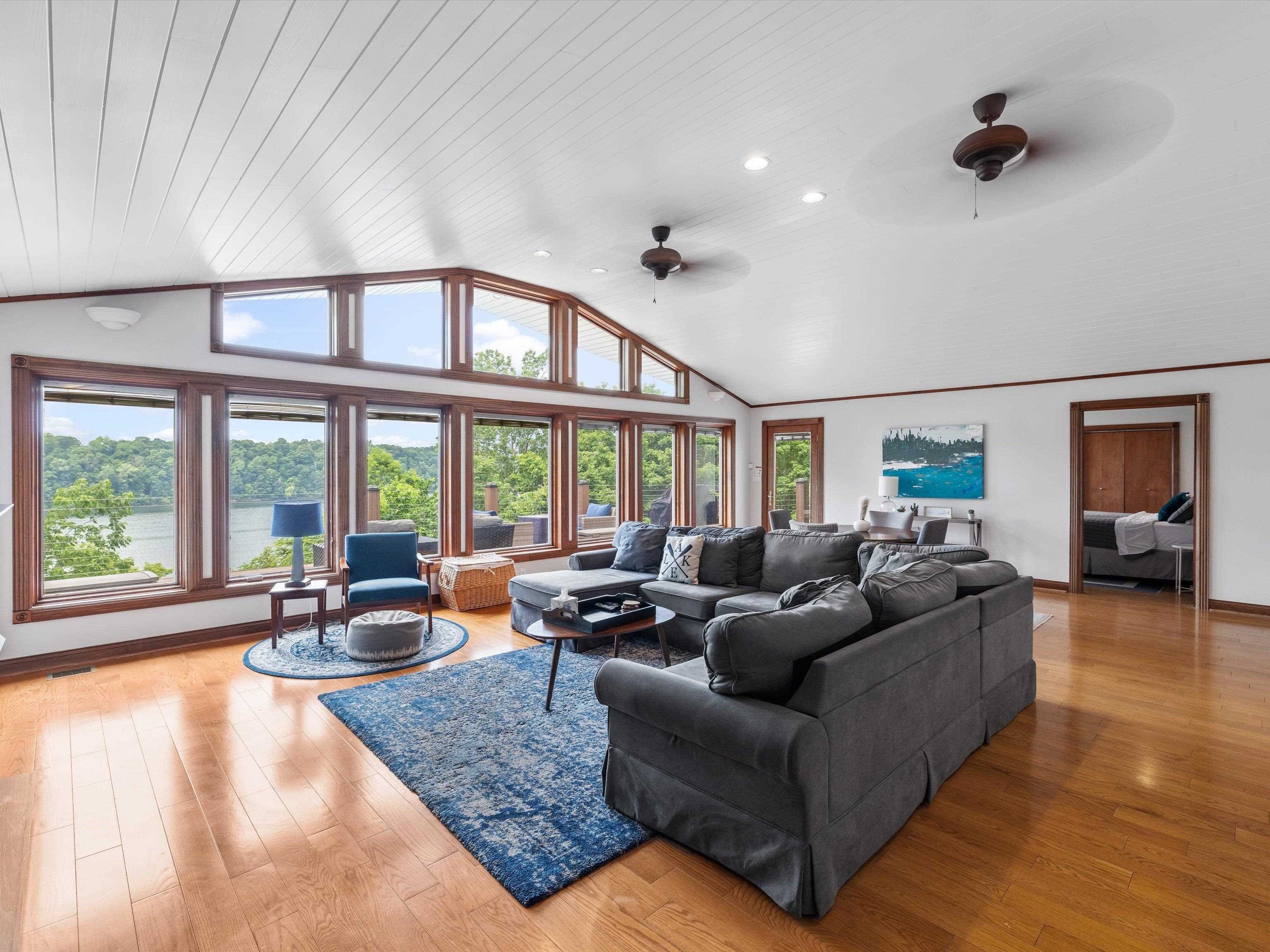 389 Lakeview Dr, Somerset, Kentucky 42503, 6 Bedrooms Bedrooms, ,5 BathroomsBathrooms,Single Family Residence,For Sale,Lakeview Dr,92289