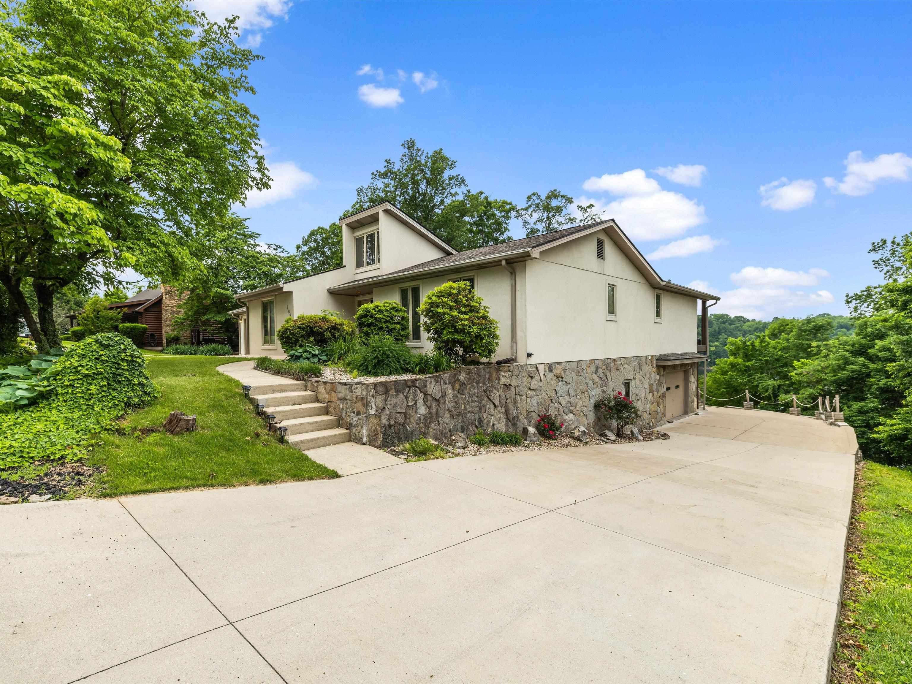 389 Lakeview Dr, Somerset, Kentucky 42503, 6 Bedrooms Bedrooms, ,5 BathroomsBathrooms,Single Family Residence,For Sale,Lakeview Dr,92289