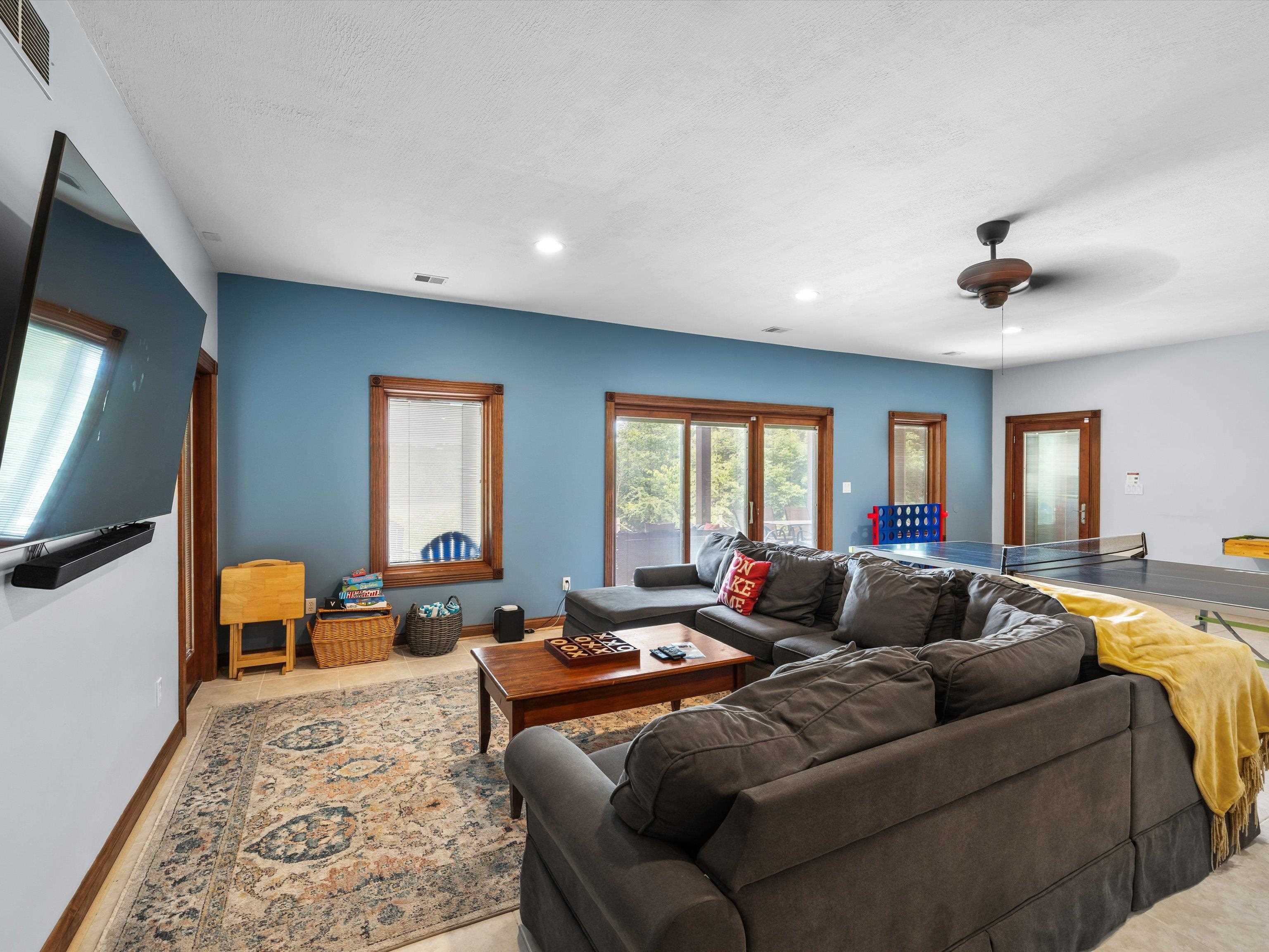389 Lakeview Dr, Somerset, Kentucky 42503, 6 Bedrooms Bedrooms, ,5 BathroomsBathrooms,Single Family Residence,For Sale,Lakeview Dr,92289