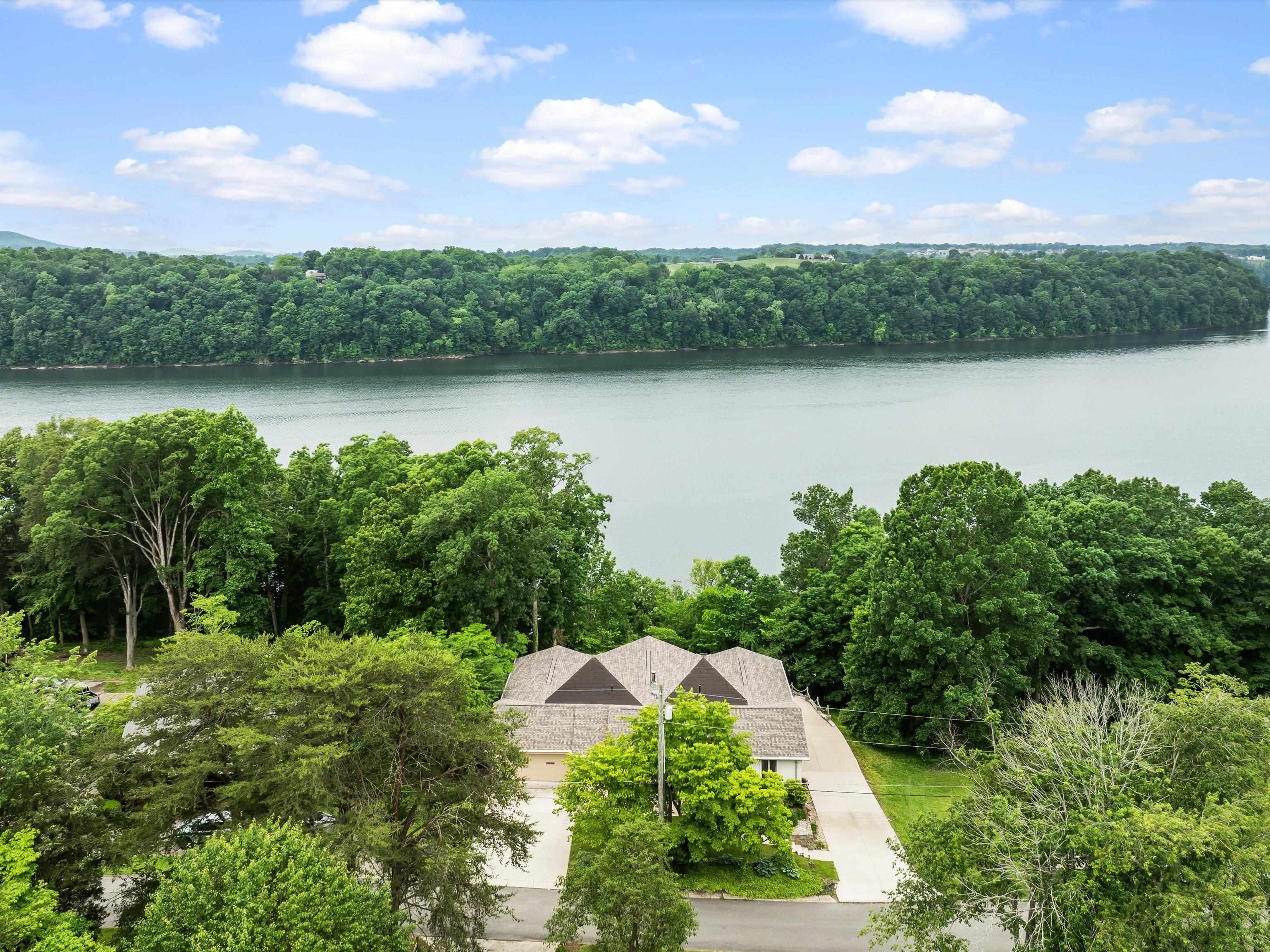 389 Lakeview Dr, Somerset, Kentucky 42503, 6 Bedrooms Bedrooms, ,5 BathroomsBathrooms,Single Family Residence,For Sale,Lakeview Dr,92289