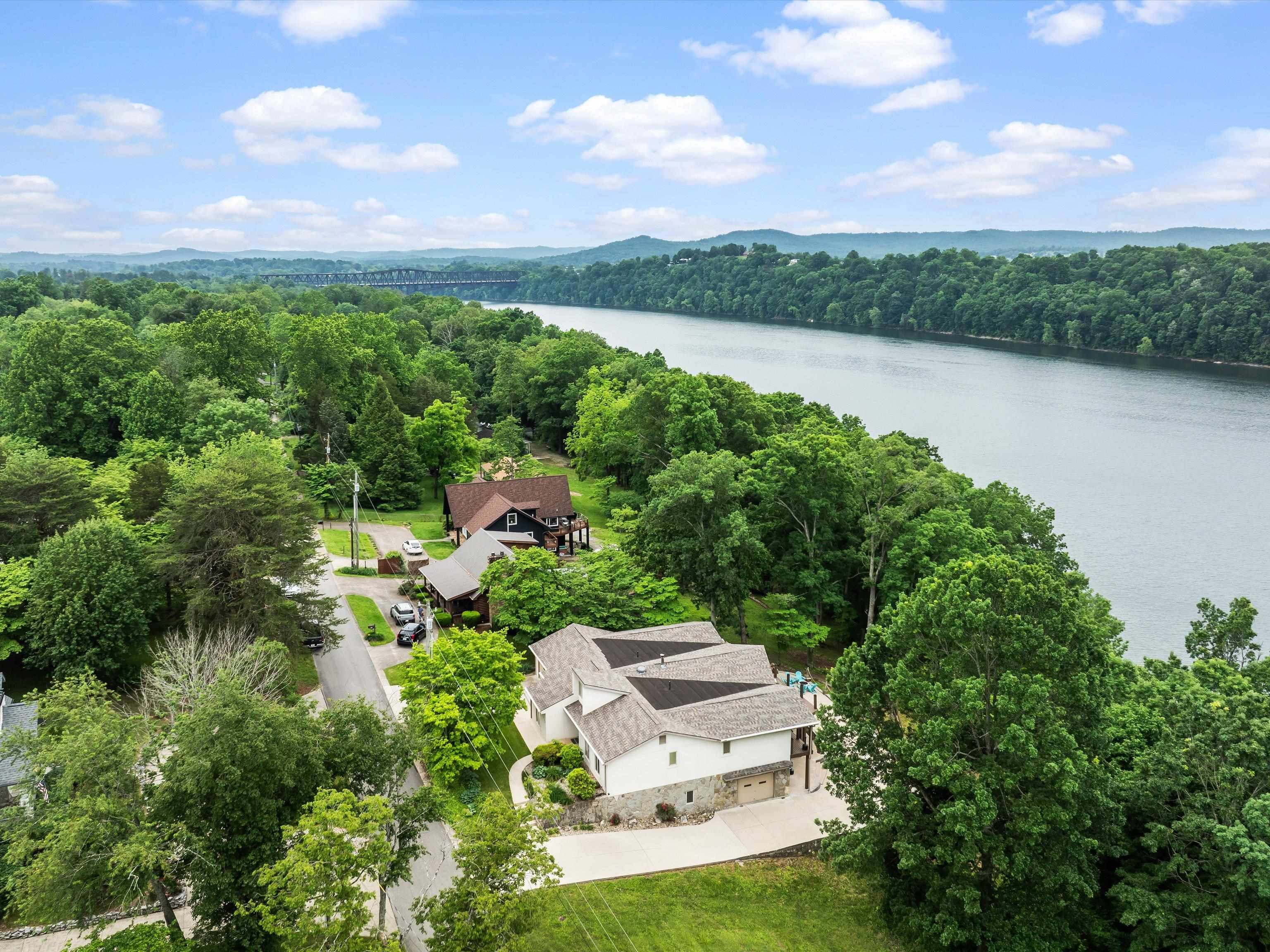 389 Lakeview Dr, Somerset, Kentucky 42503, 6 Bedrooms Bedrooms, ,5 BathroomsBathrooms,Single Family Residence,For Sale,Lakeview Dr,92289
