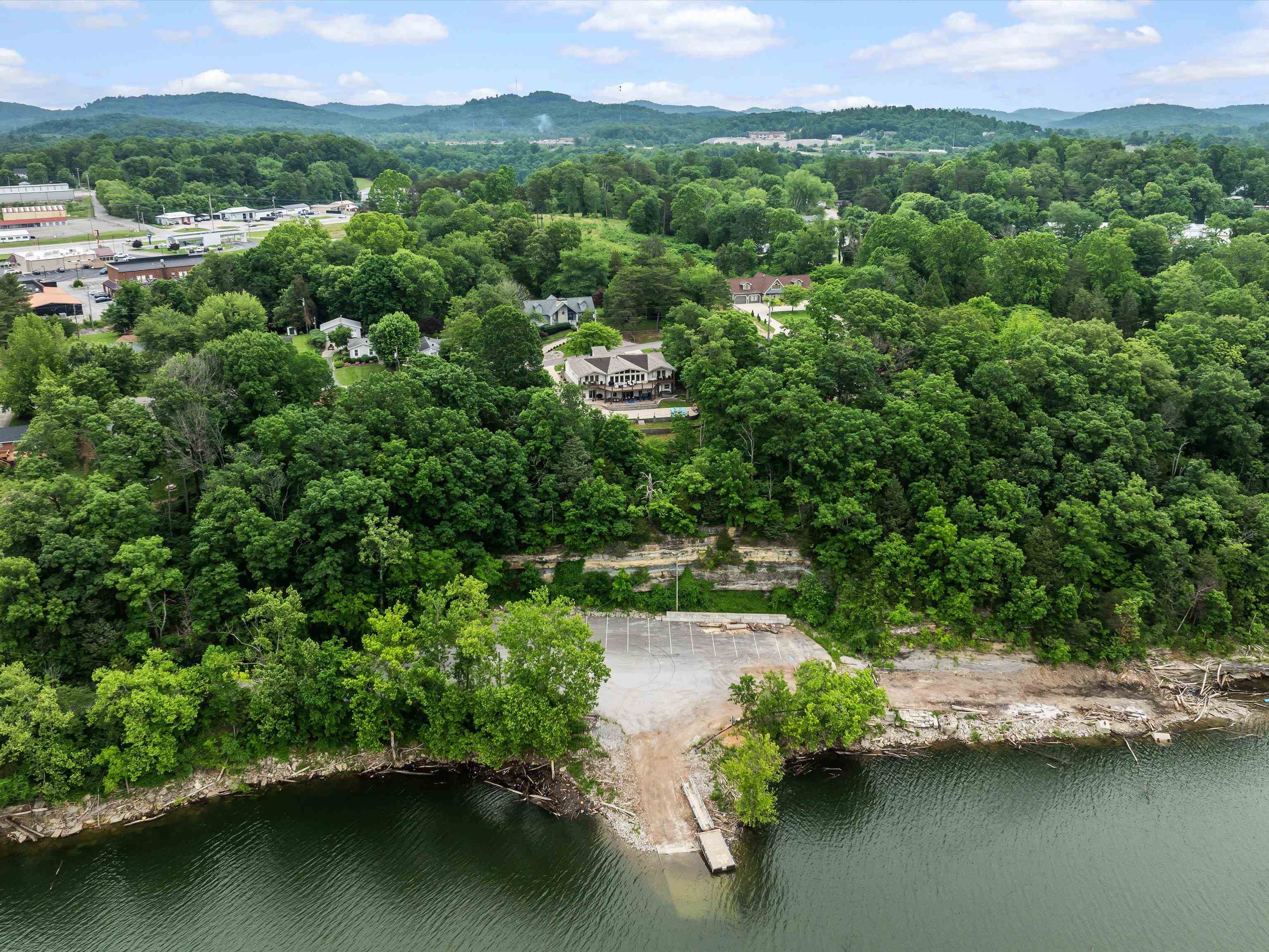 389 Lakeview Dr, Somerset, Kentucky 42503, 6 Bedrooms Bedrooms, ,5 BathroomsBathrooms,Single Family Residence,For Sale,Lakeview Dr,92289