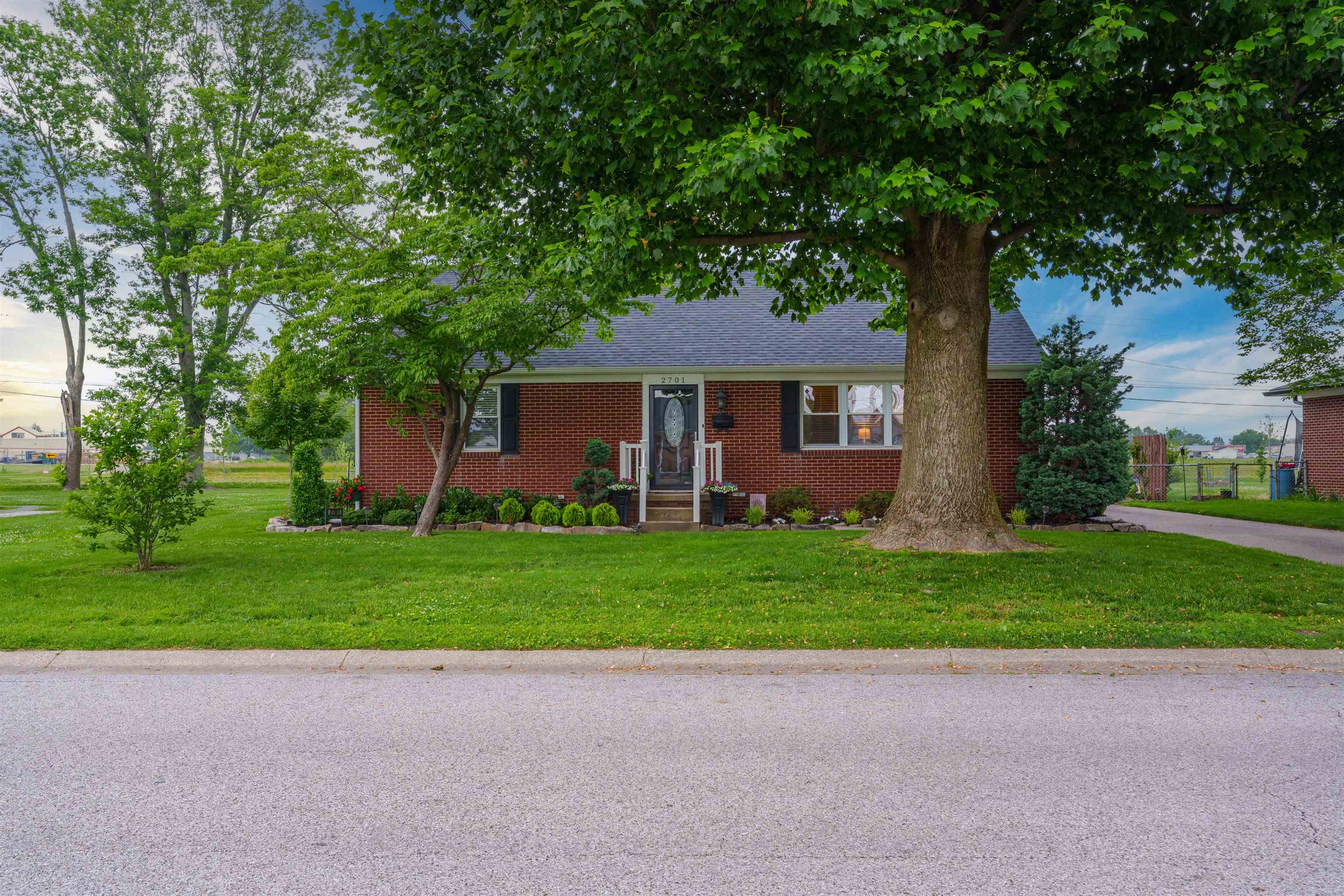 2701 York Street, Owensboro, Kentucky 42301, 5 Bedrooms Bedrooms, ,2 BathroomsBathrooms,Single Family Residence,For Sale,York Street,92319
