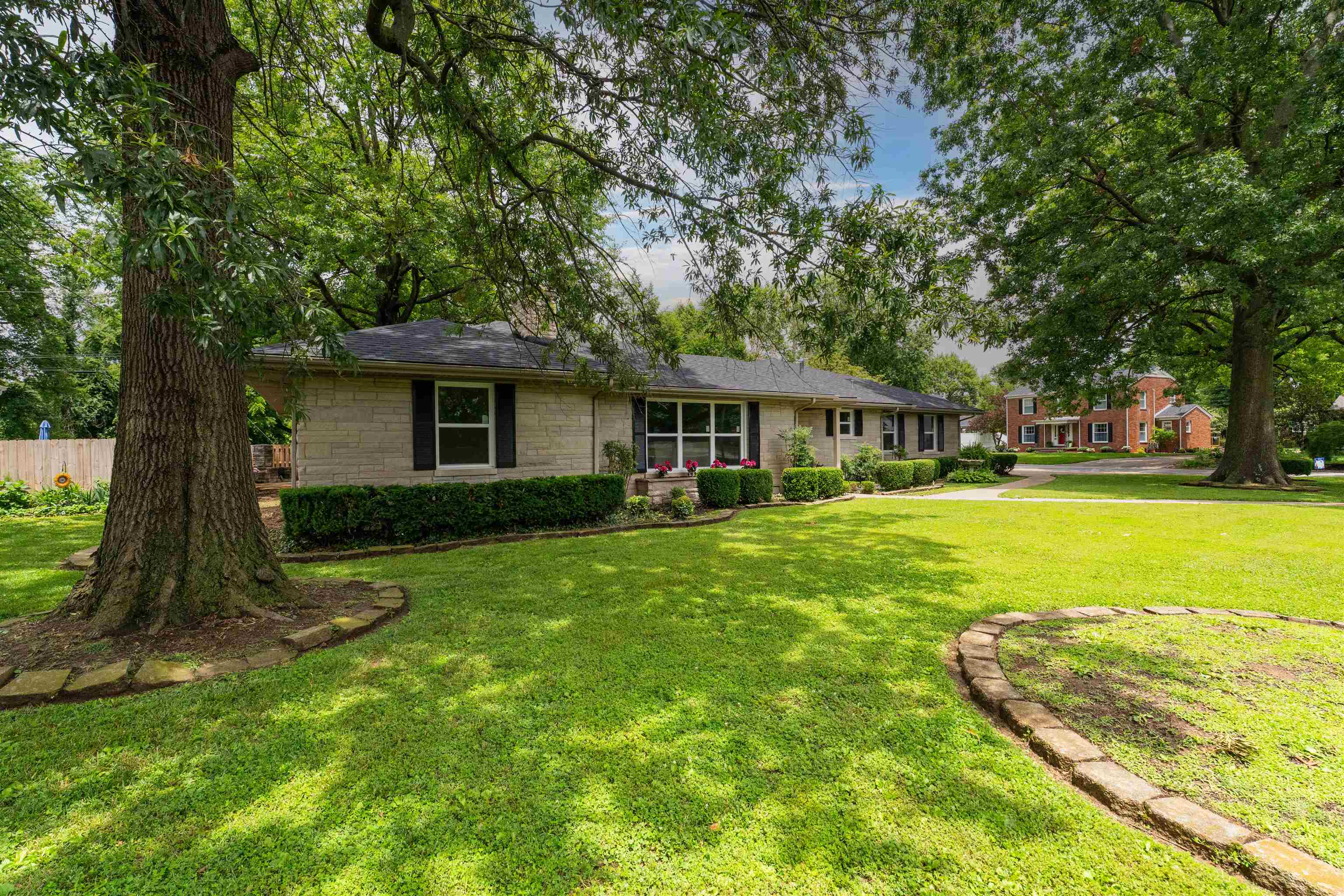 1811 Stratford Dr, Owensboro, Kentucky 42301, 2 Bedrooms Bedrooms, ,2 BathroomsBathrooms,Single Family Residence,For Sale,Stratford Dr,92342