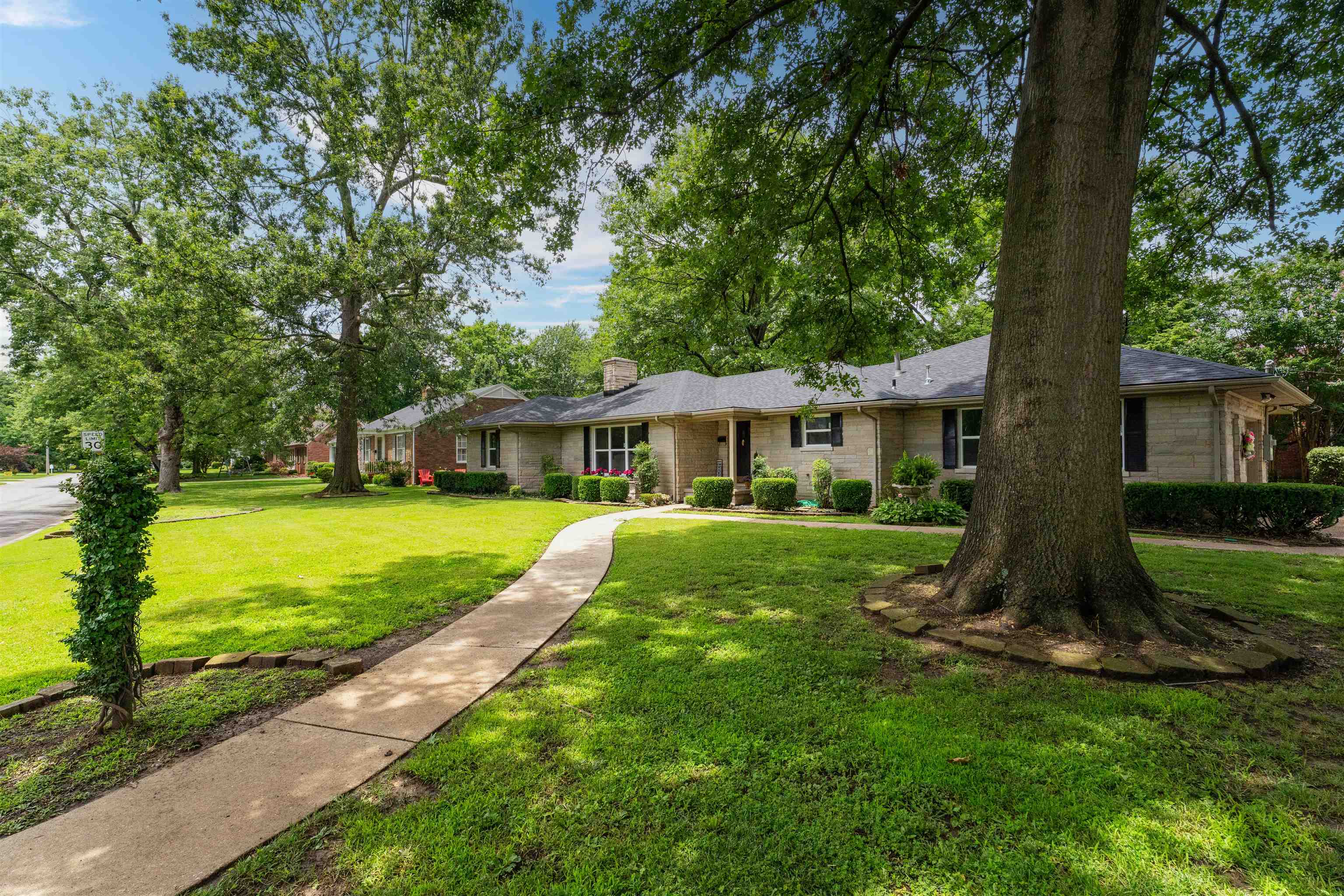 1811 Stratford Dr, Owensboro, Kentucky 42301, 2 Bedrooms Bedrooms, ,2 BathroomsBathrooms,Single Family Residence,For Sale,Stratford Dr,92342