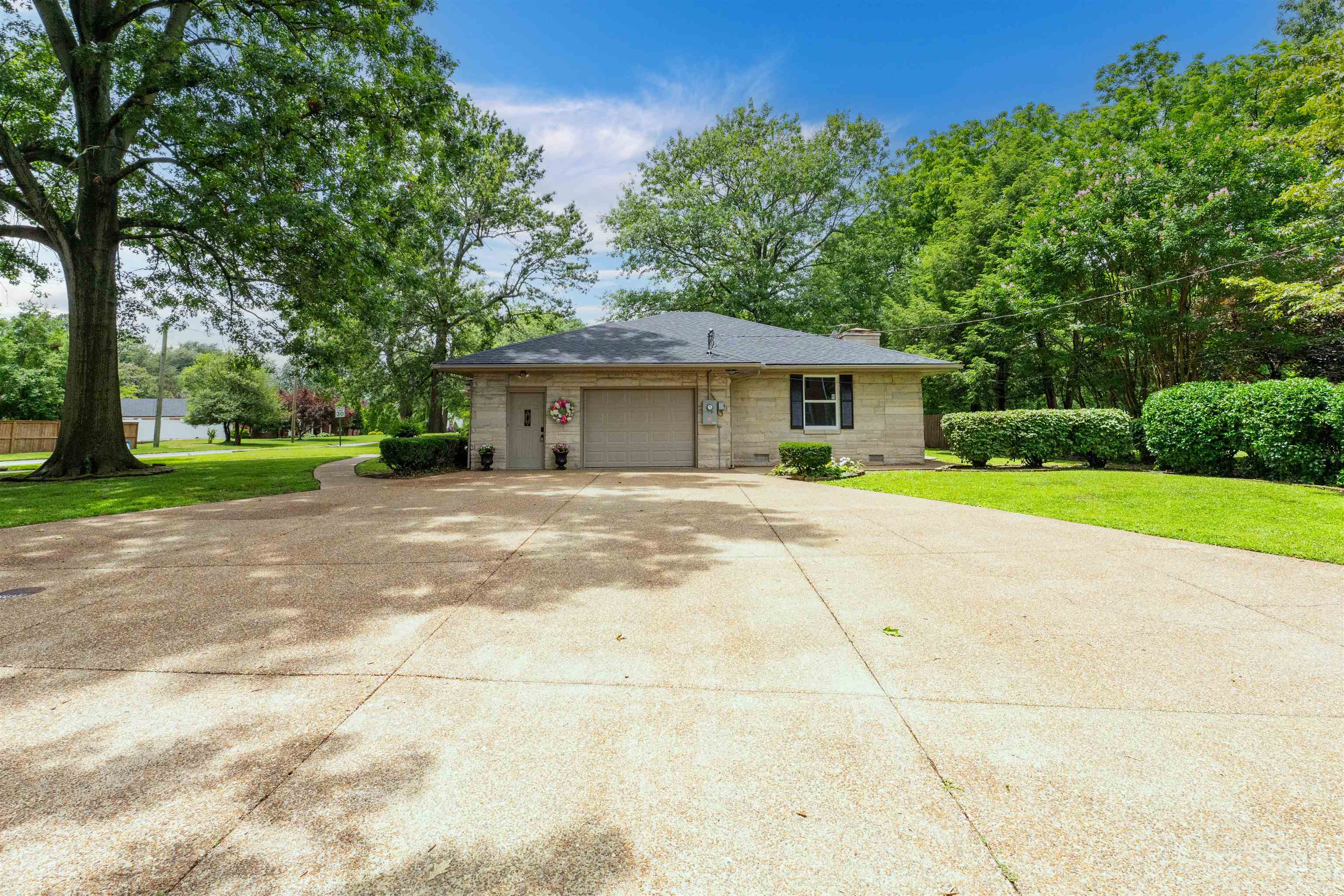 1811 Stratford Dr, Owensboro, Kentucky 42301, 2 Bedrooms Bedrooms, ,2 BathroomsBathrooms,Single Family Residence,For Sale,Stratford Dr,92342