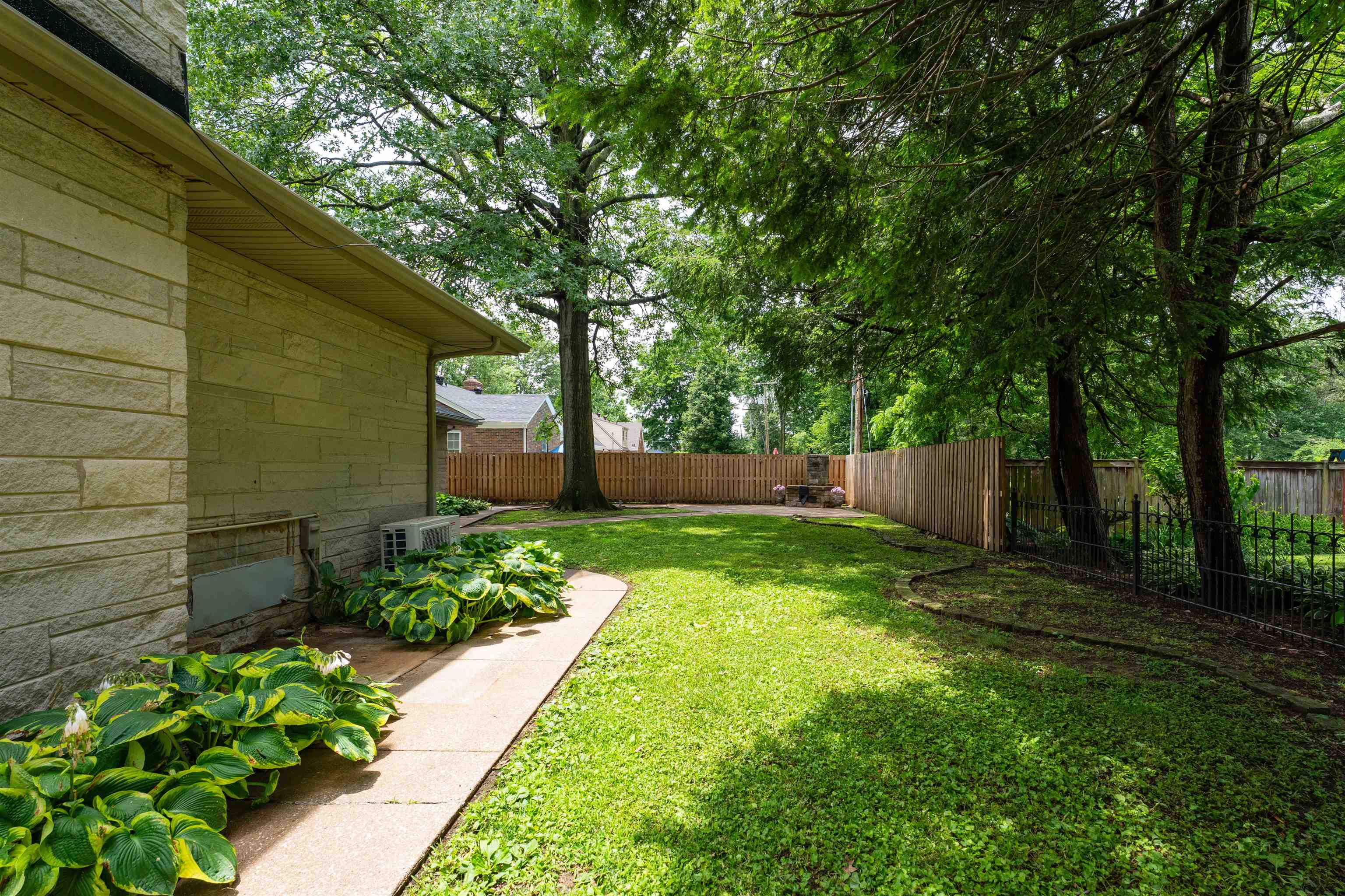 1811 Stratford Dr, Owensboro, Kentucky 42301, 2 Bedrooms Bedrooms, ,2 BathroomsBathrooms,Single Family Residence,For Sale,Stratford Dr,92342
