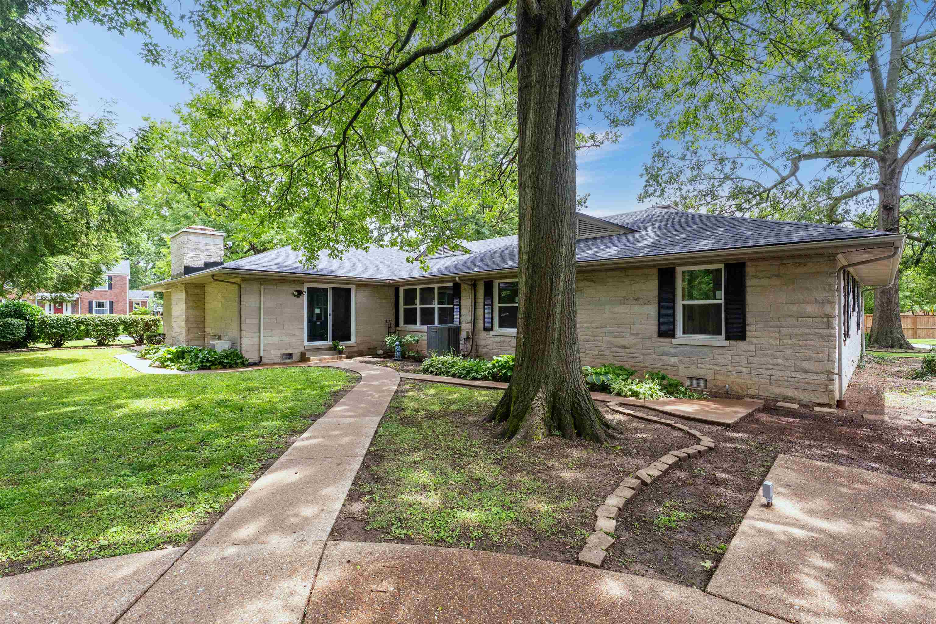 1811 Stratford Dr, Owensboro, Kentucky 42301, 2 Bedrooms Bedrooms, ,2 BathroomsBathrooms,Single Family Residence,For Sale,Stratford Dr,92342