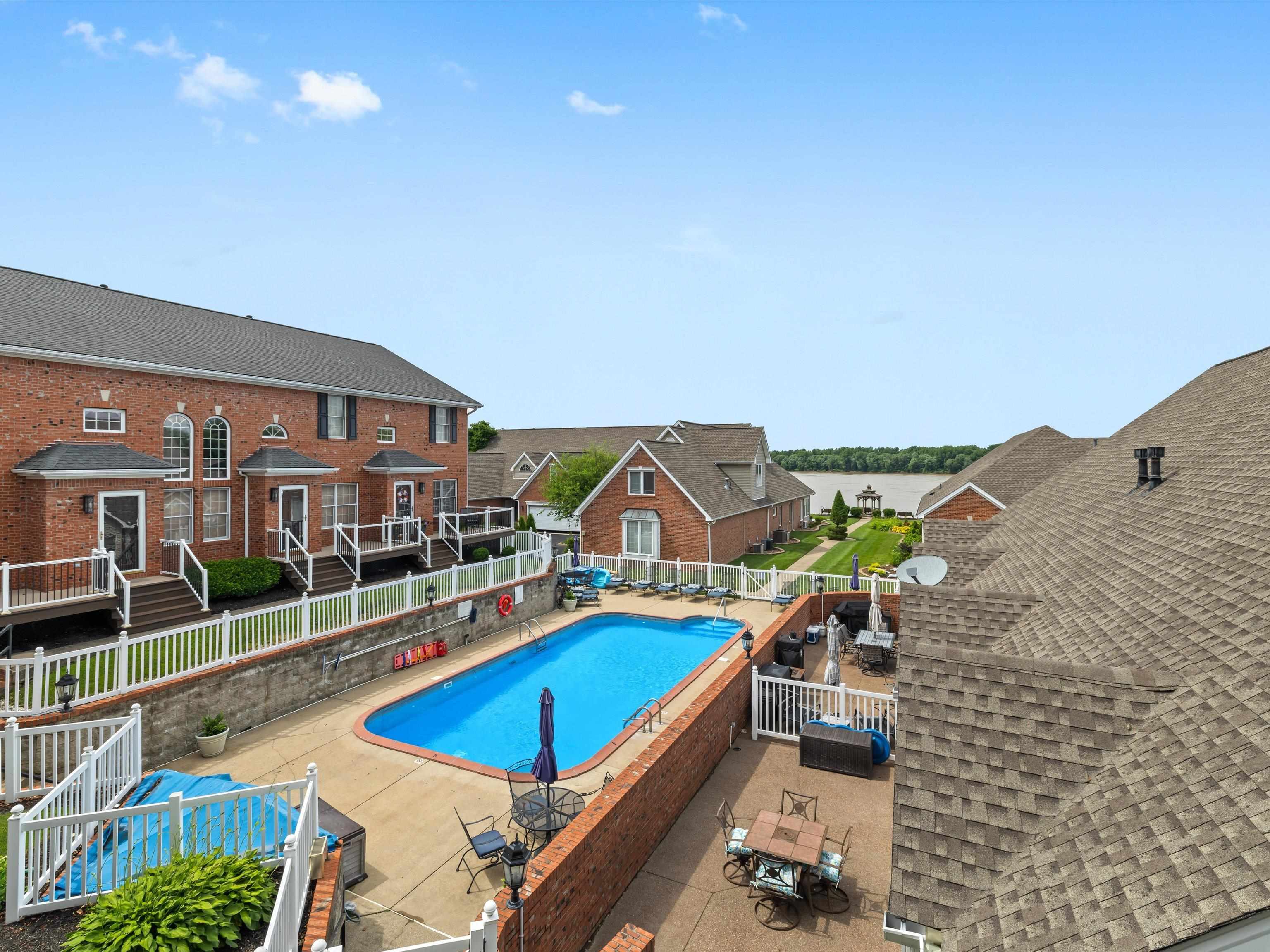 933 W 1st Street, Owensboro, Kentucky 42301, 2 Bedrooms Bedrooms, ,2 BathroomsBathrooms,Condominium,For Sale,W 1st Street,92367