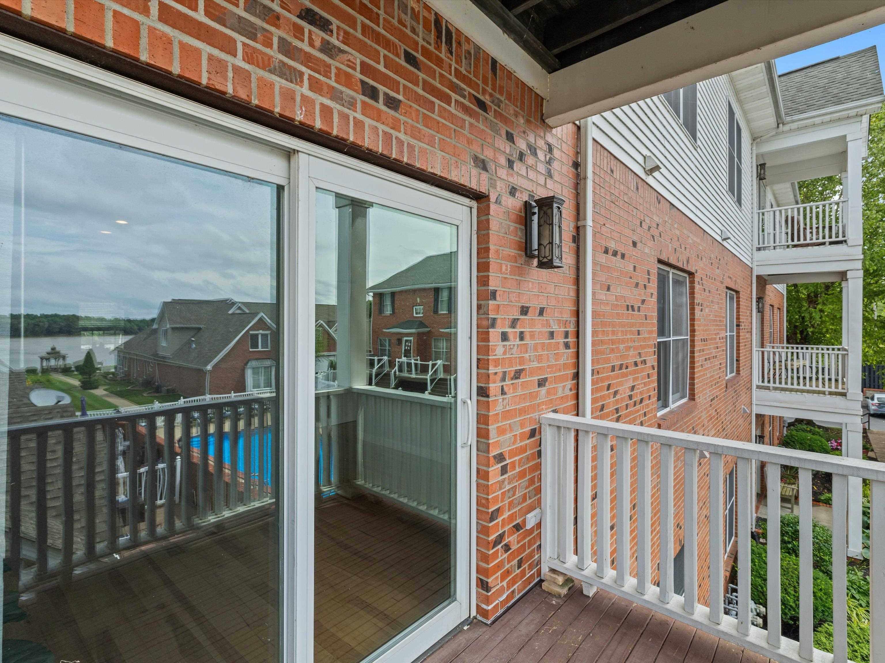 933 W 1st Street, Owensboro, Kentucky 42301, 2 Bedrooms Bedrooms, ,2 BathroomsBathrooms,Condominium,For Sale,W 1st Street,92367