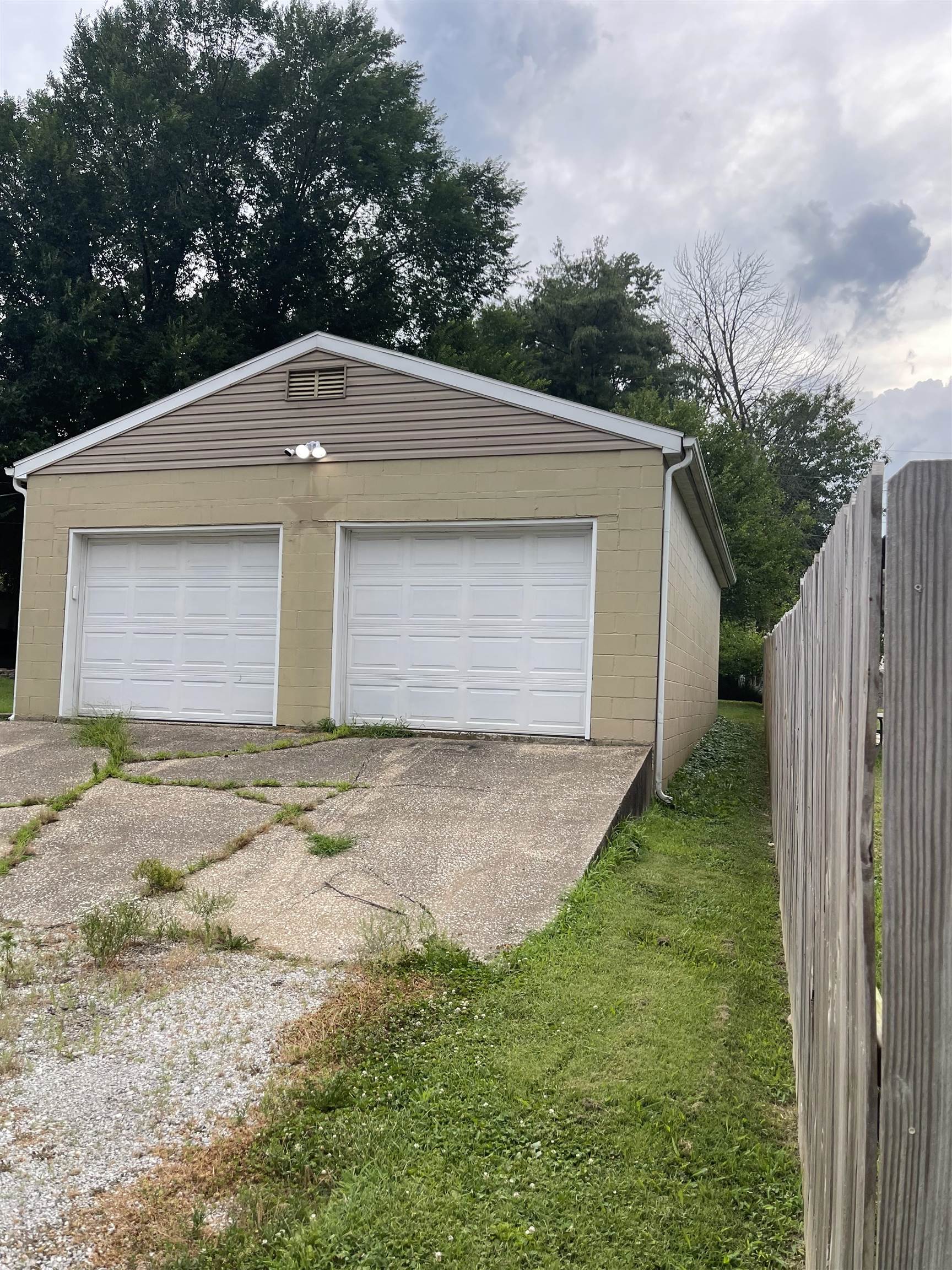 5125 Graham Ln., Owensboro, Kentucky 42303, 2 Bedrooms Bedrooms, ,1 BathroomBathrooms,Single Family Residence,For Sale,Graham Ln.,92451