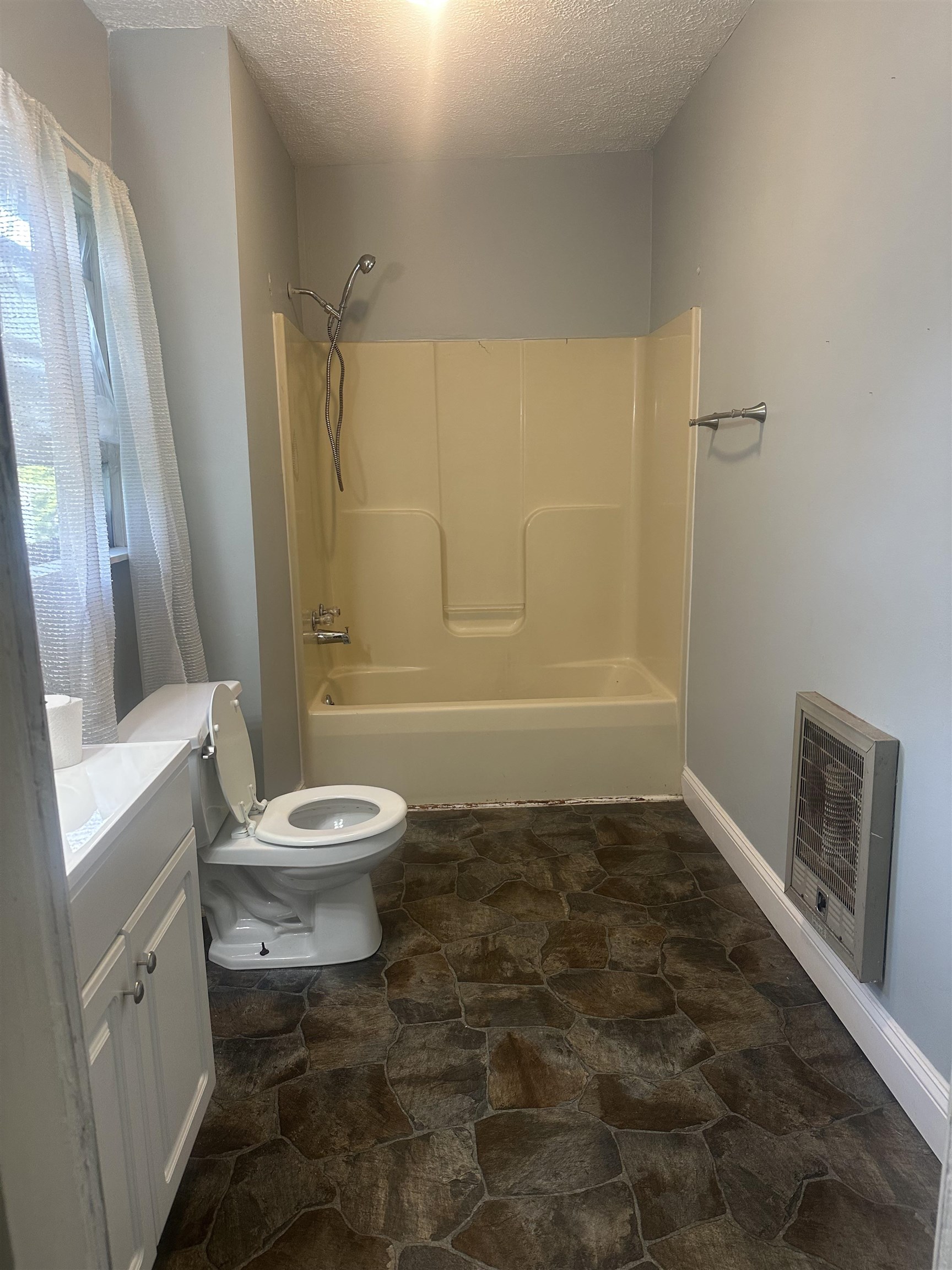 509 Main St, Caneyville, Kentucky 42721, 2 Bedrooms Bedrooms, ,1 BathroomBathrooms,Single Family Residence,For Sale,Main St,92455