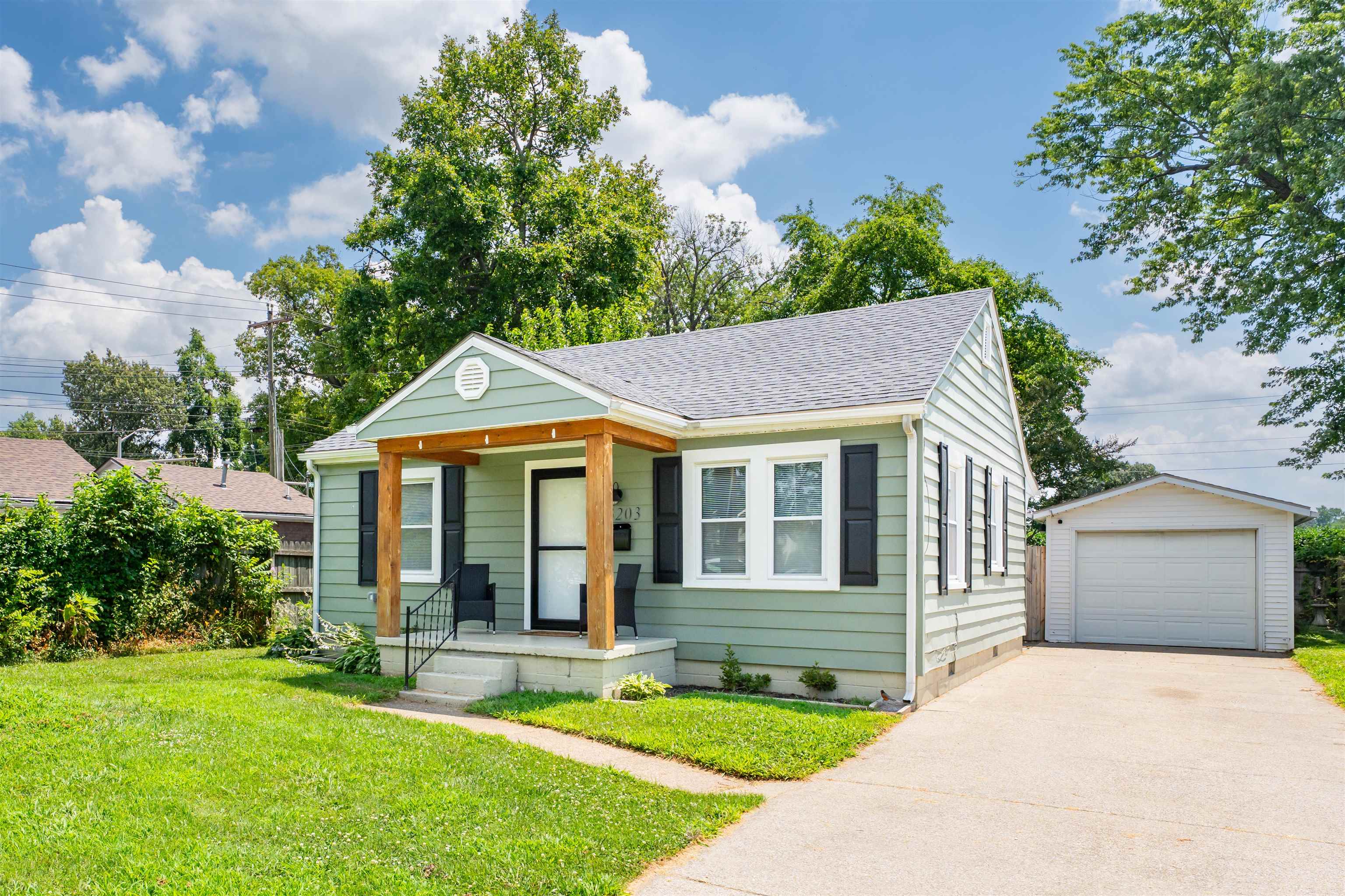 3203 Daviess St, Owensboro, Kentucky 42303, 2 Bedrooms Bedrooms, ,1 BathroomBathrooms,Single Family Residence,For Sale,Daviess St,92458