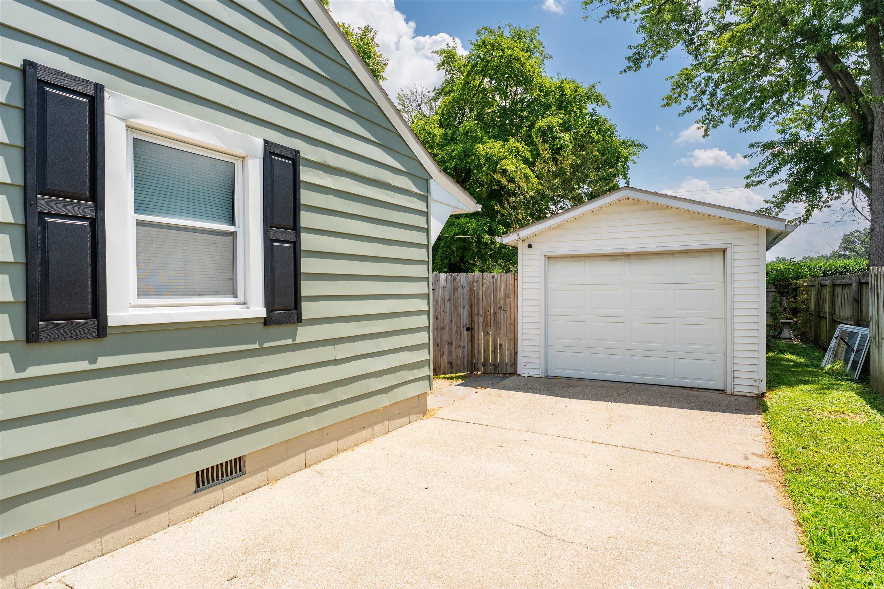 3203 Daviess St, Owensboro, Kentucky 42303, 2 Bedrooms Bedrooms, ,1 BathroomBathrooms,Single Family Residence,For Sale,Daviess St,92458