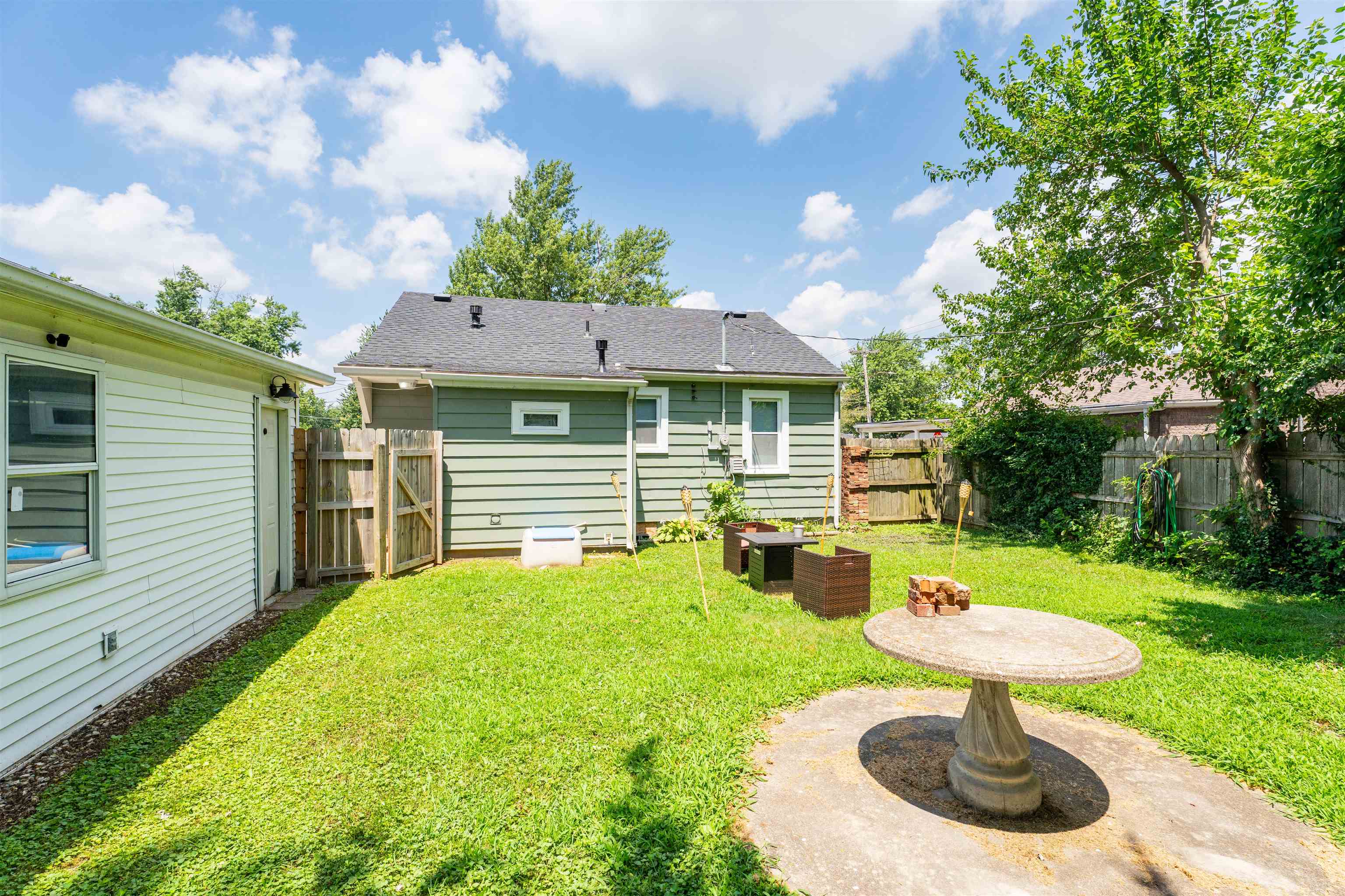 3203 Daviess St, Owensboro, Kentucky 42303, 2 Bedrooms Bedrooms, ,1 BathroomBathrooms,Single Family Residence,For Sale,Daviess St,92458