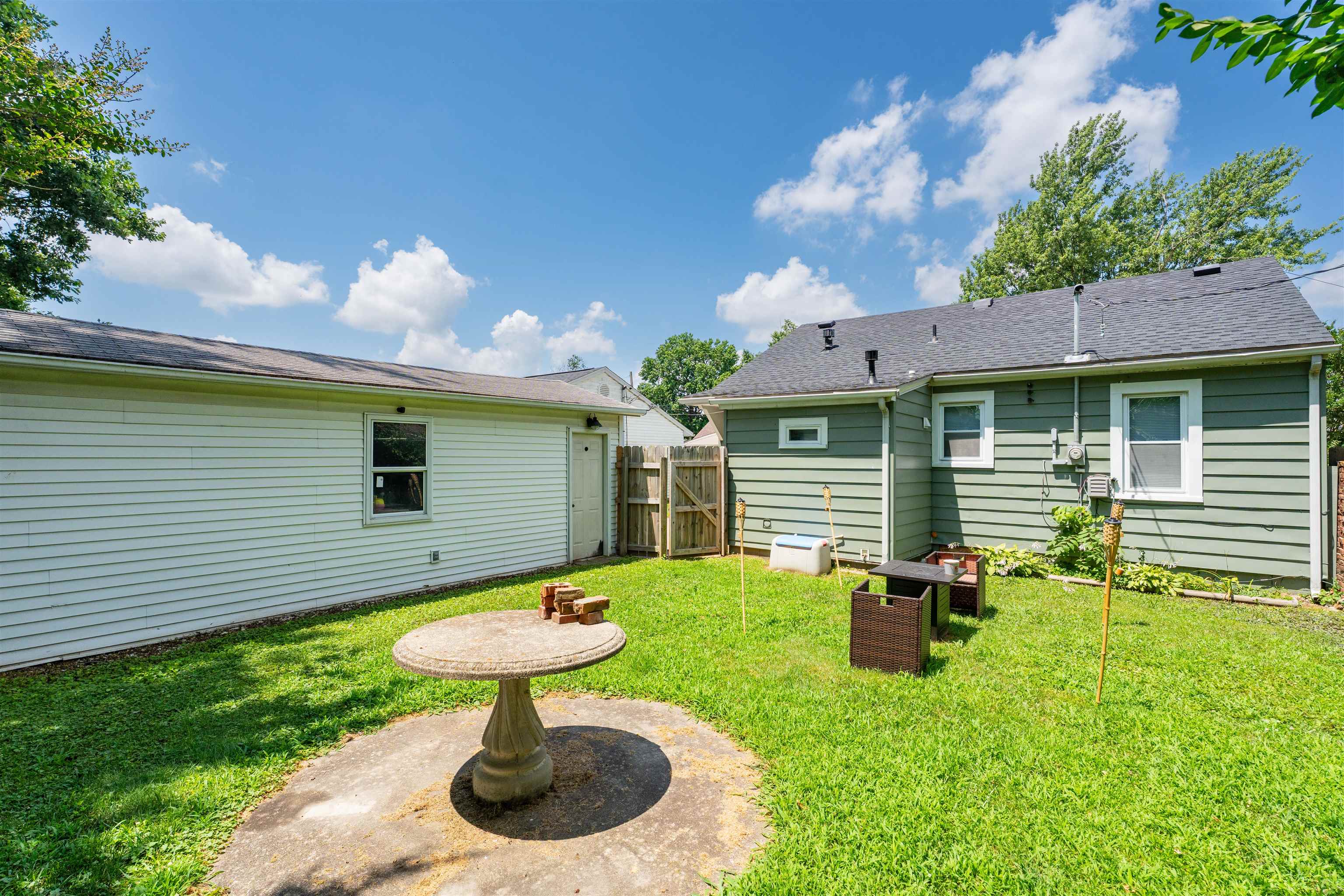 3203 Daviess St, Owensboro, Kentucky 42303, 2 Bedrooms Bedrooms, ,1 BathroomBathrooms,Single Family Residence,For Sale,Daviess St,92458