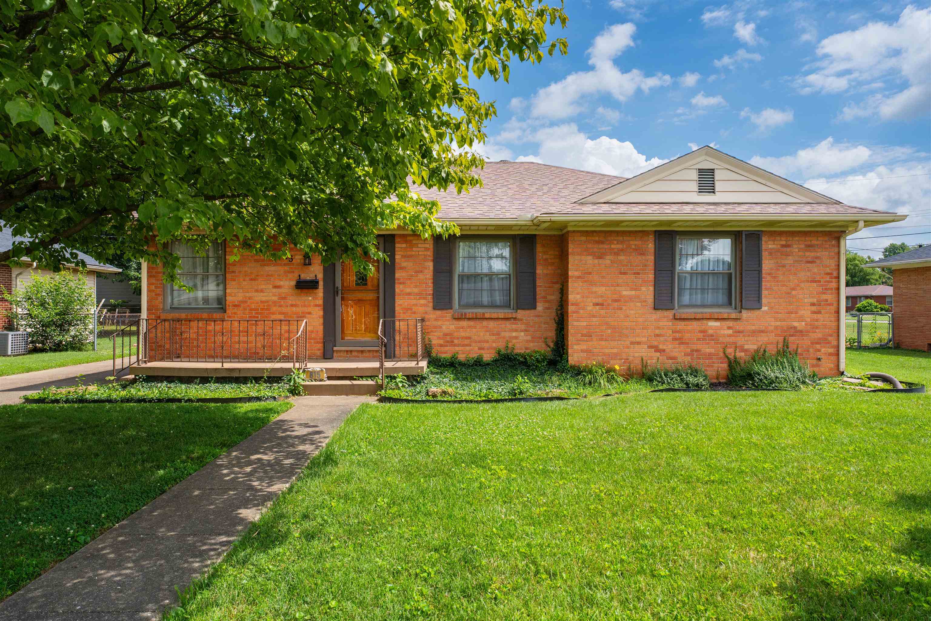 815 Devonshire Dr, Owensboro, Kentucky 42303, 3 Bedrooms Bedrooms, ,2 BathroomsBathrooms,Single Family Residence,For Sale,Devonshire Dr,92466