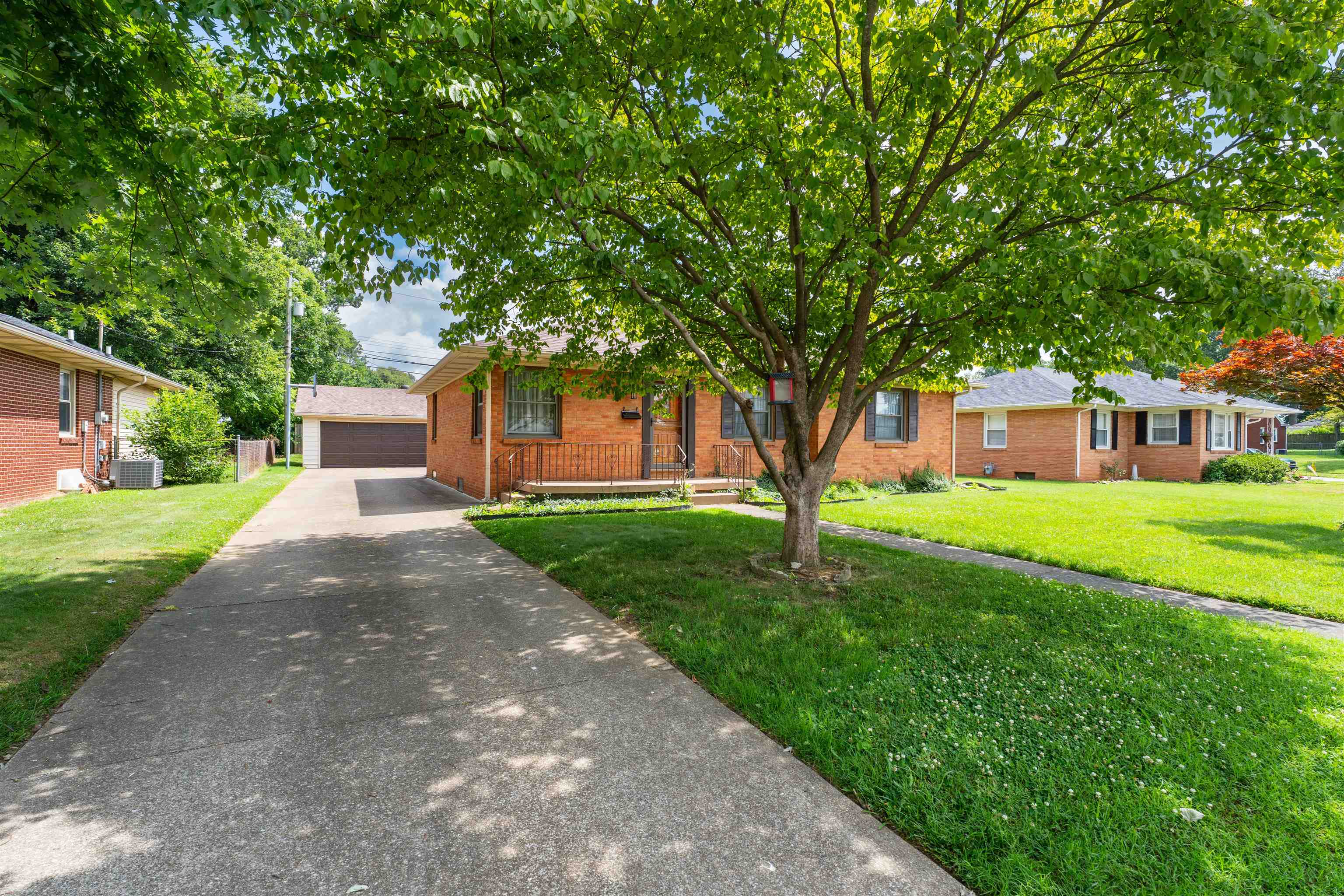 815 Devonshire Dr, Owensboro, Kentucky 42303, 3 Bedrooms Bedrooms, ,2 BathroomsBathrooms,Single Family Residence,For Sale,Devonshire Dr,92466
