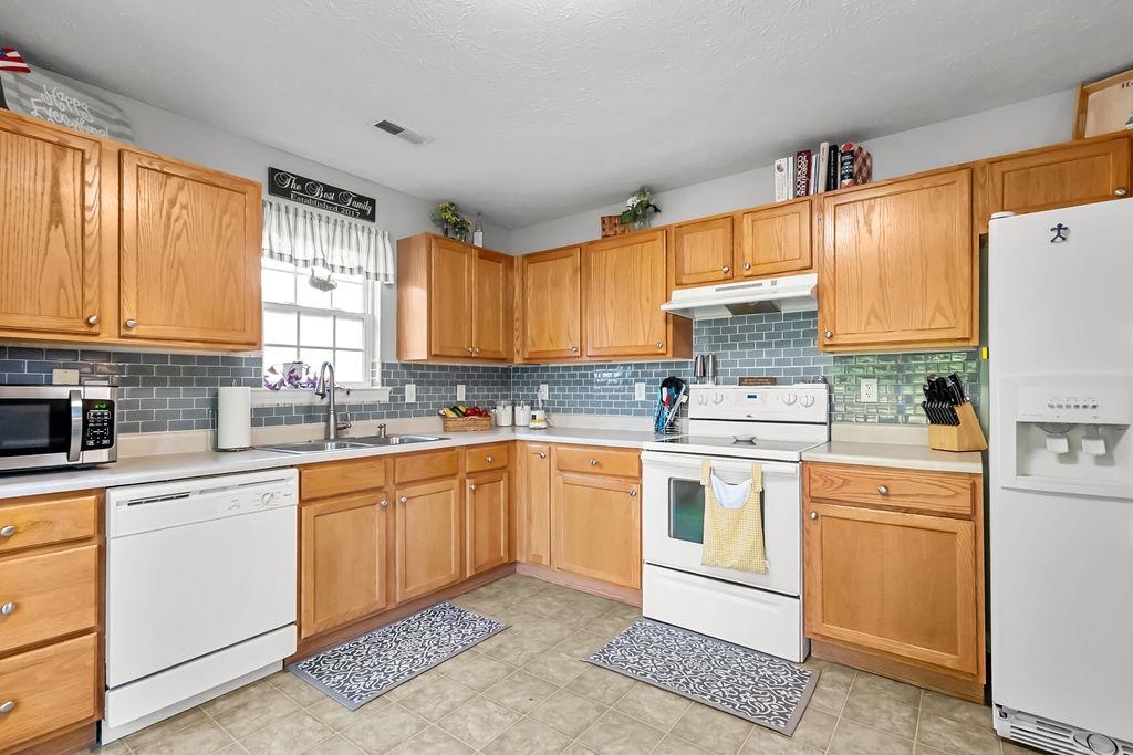 2585 Landing Terrace, Owensboro, Kentucky 42303, 3 Bedrooms Bedrooms, ,2 BathroomsBathrooms,Single Family Residence,For Sale,Landing Terrace,92486