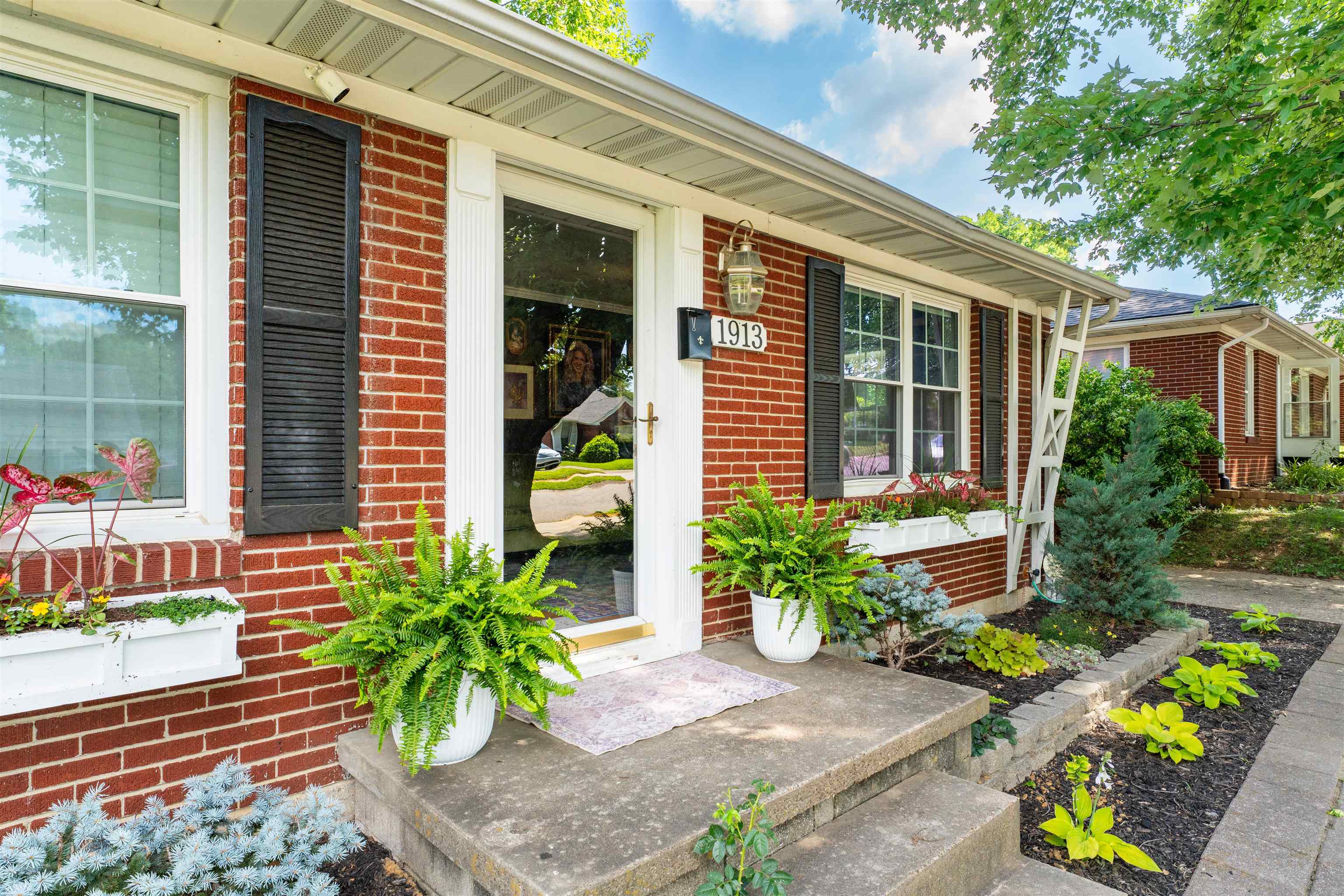1913 21st St, Owensboro, Kentucky 42303, 2 Bedrooms Bedrooms, ,1 BathroomBathrooms,Single Family Residence,For Sale,21st St,92488