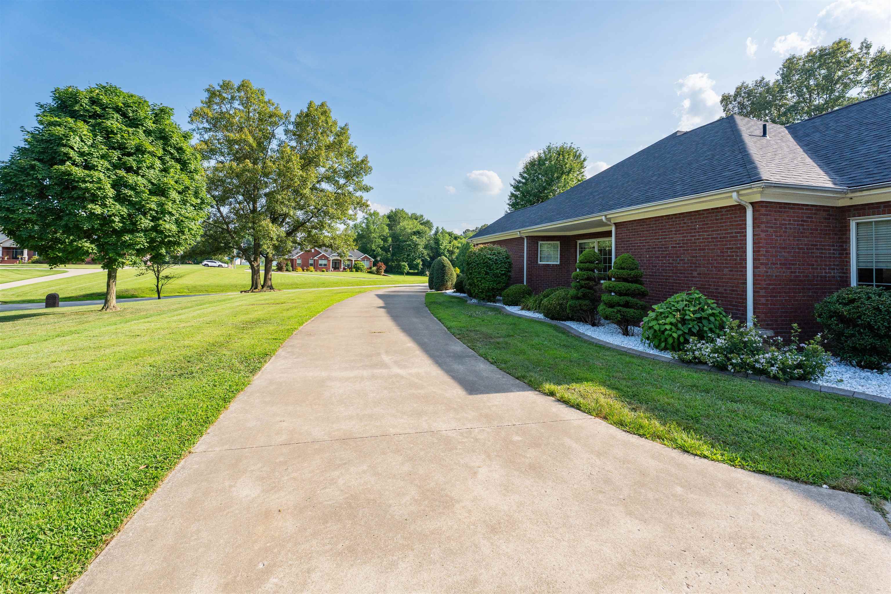 4541 Honeysuckle Ln, Owensboro, Kentucky 42303, 3 Bedrooms Bedrooms, ,3 BathroomsBathrooms,Single Family Residence,For Sale,Honeysuckle Ln,92534