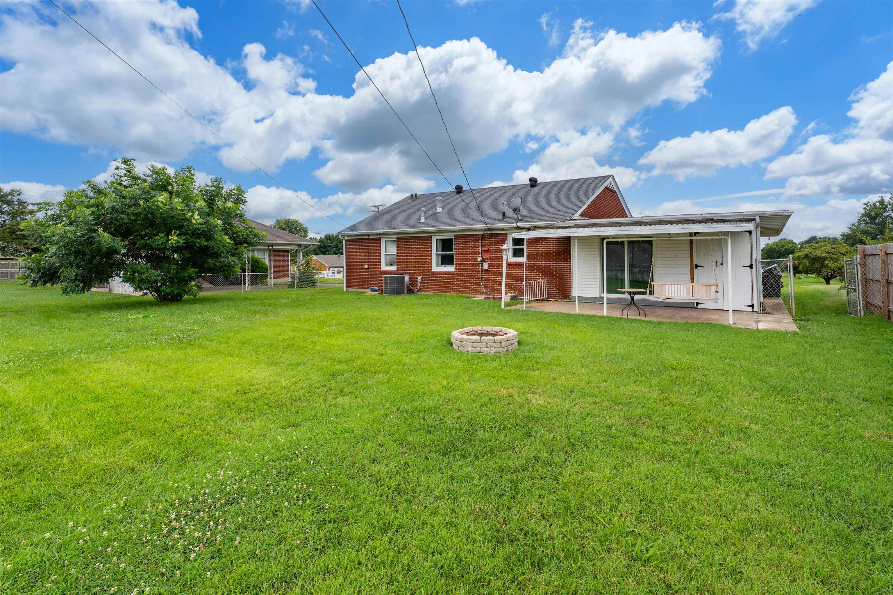 3021 Meadowland Drive, Owensboro, Kentucky 42303, 3 Bedrooms Bedrooms, ,1 BathroomBathrooms,Single Family Residence,For Sale,Meadowland Drive,92621