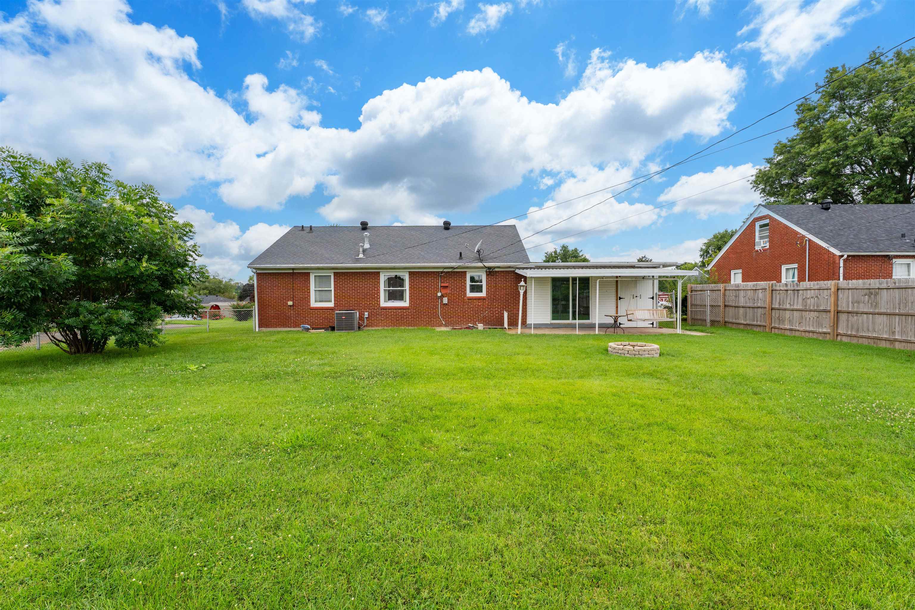 3021 Meadowland Drive, Owensboro, Kentucky 42303, 3 Bedrooms Bedrooms, ,1 BathroomBathrooms,Single Family Residence,For Sale,Meadowland Drive,92621