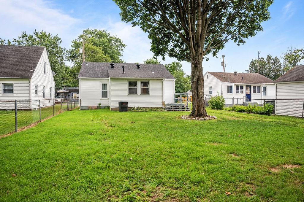 509 26th St, Owensboro, Kentucky 42303, 2 Bedrooms Bedrooms, ,1 BathroomBathrooms,Single Family Residence,For Sale,26th St,92660