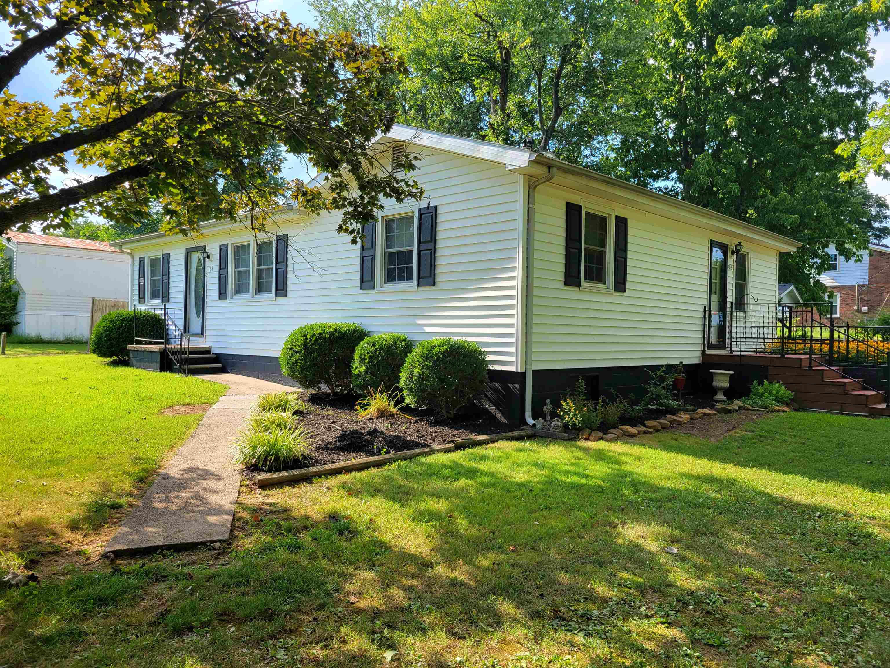 106 School Street, Livermore, Kentucky 42352, 3 Bedrooms Bedrooms, ,2 BathroomsBathrooms,Single Family Residence,For Sale,School Street,92684