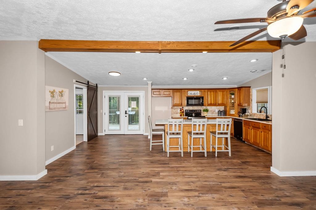Chef's kitchen has an abundance of cabinets, quartz countertop, new black/stainless appliances!