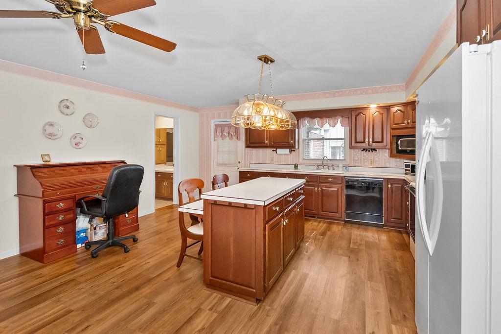 3833 Frederica St, Owensboro, Kentucky 42301, 2 Bedrooms Bedrooms, ,2 BathroomsBathrooms,Single Family Residence,For Sale,Frederica St,92732