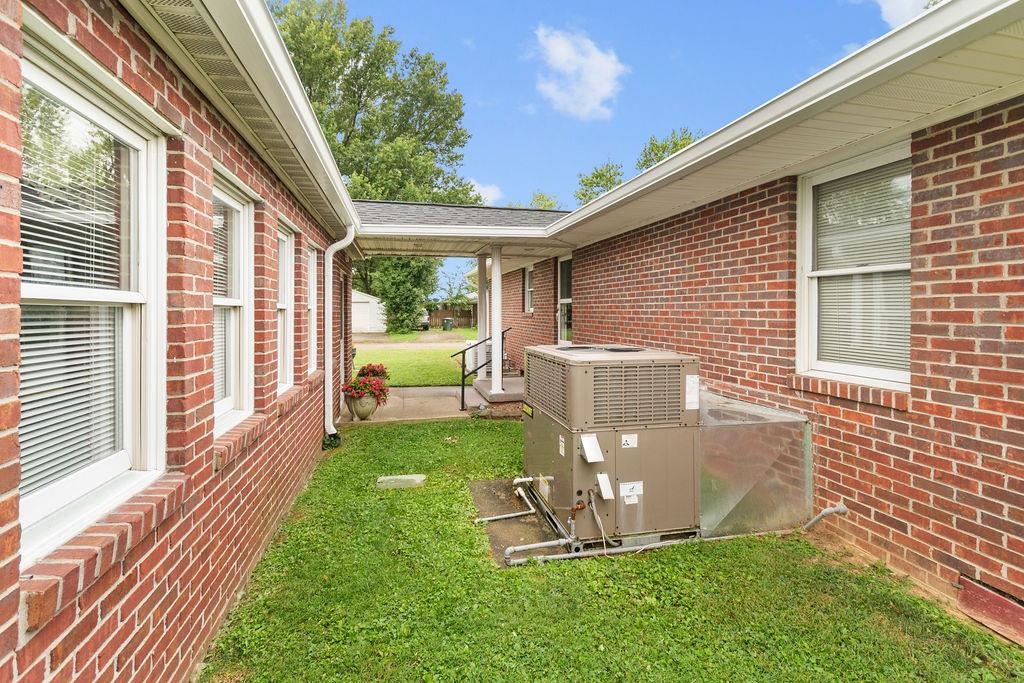 3833 Frederica St, Owensboro, Kentucky 42301, 2 Bedrooms Bedrooms, ,2 BathroomsBathrooms,Single Family Residence,For Sale,Frederica St,92732