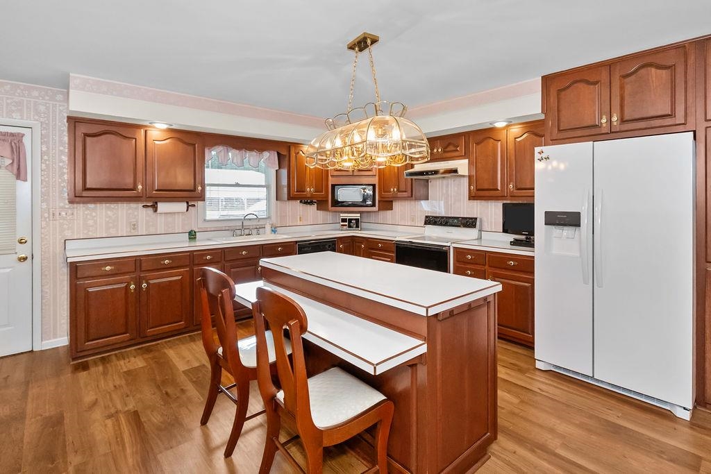 3833 Frederica St, Owensboro, Kentucky 42301, 2 Bedrooms Bedrooms, ,2 BathroomsBathrooms,Single Family Residence,For Sale,Frederica St,92732