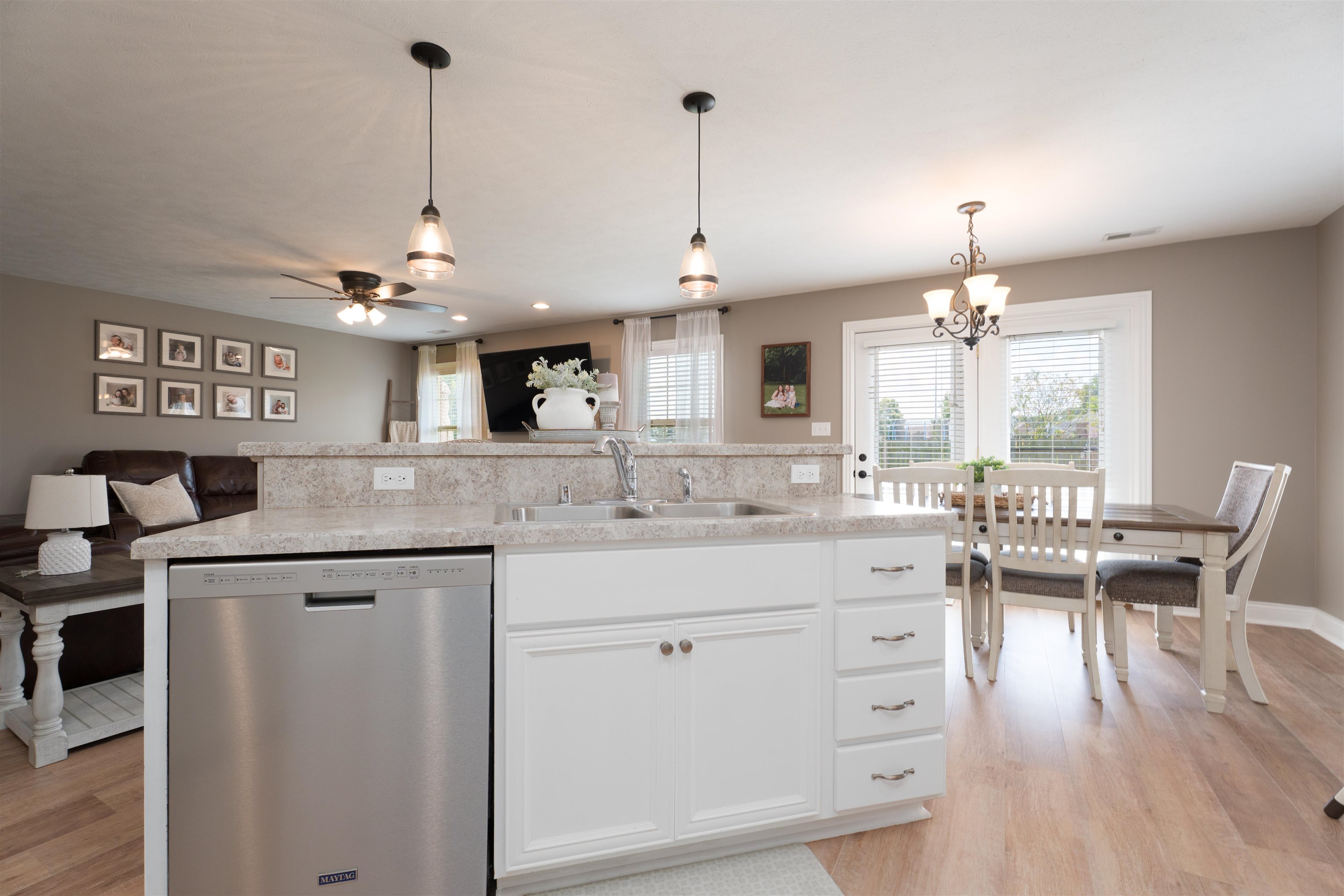 5460 Meadow Grove Dr, Owensboro, Kentucky 42301, 3 Bedrooms Bedrooms, ,2 BathroomsBathrooms,Single Family Residence,For Sale,Meadow Grove Dr,92755