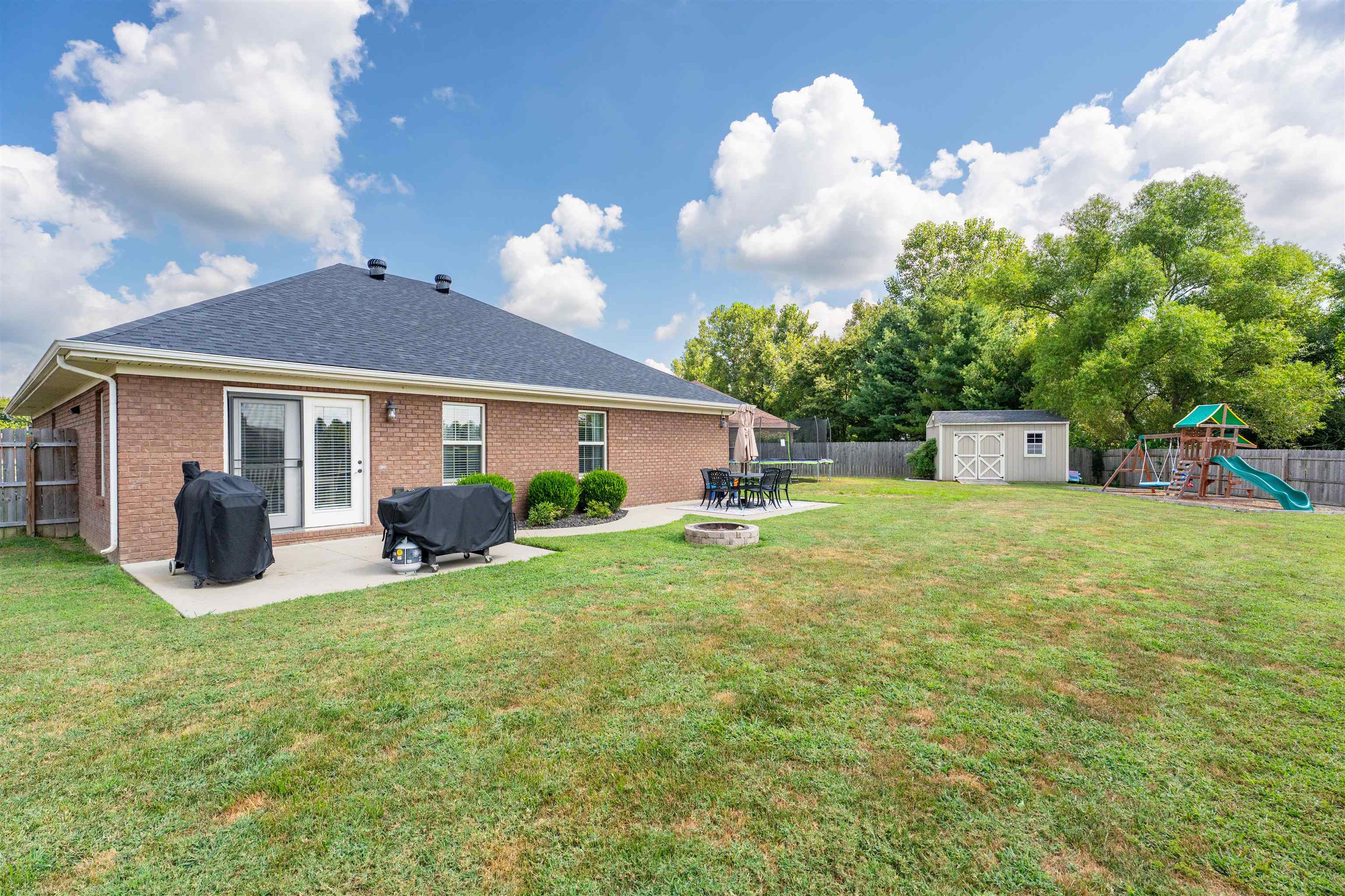 5460 Meadow Grove Dr, Owensboro, Kentucky 42301, 3 Bedrooms Bedrooms, ,2 BathroomsBathrooms,Single Family Residence,For Sale,Meadow Grove Dr,92755