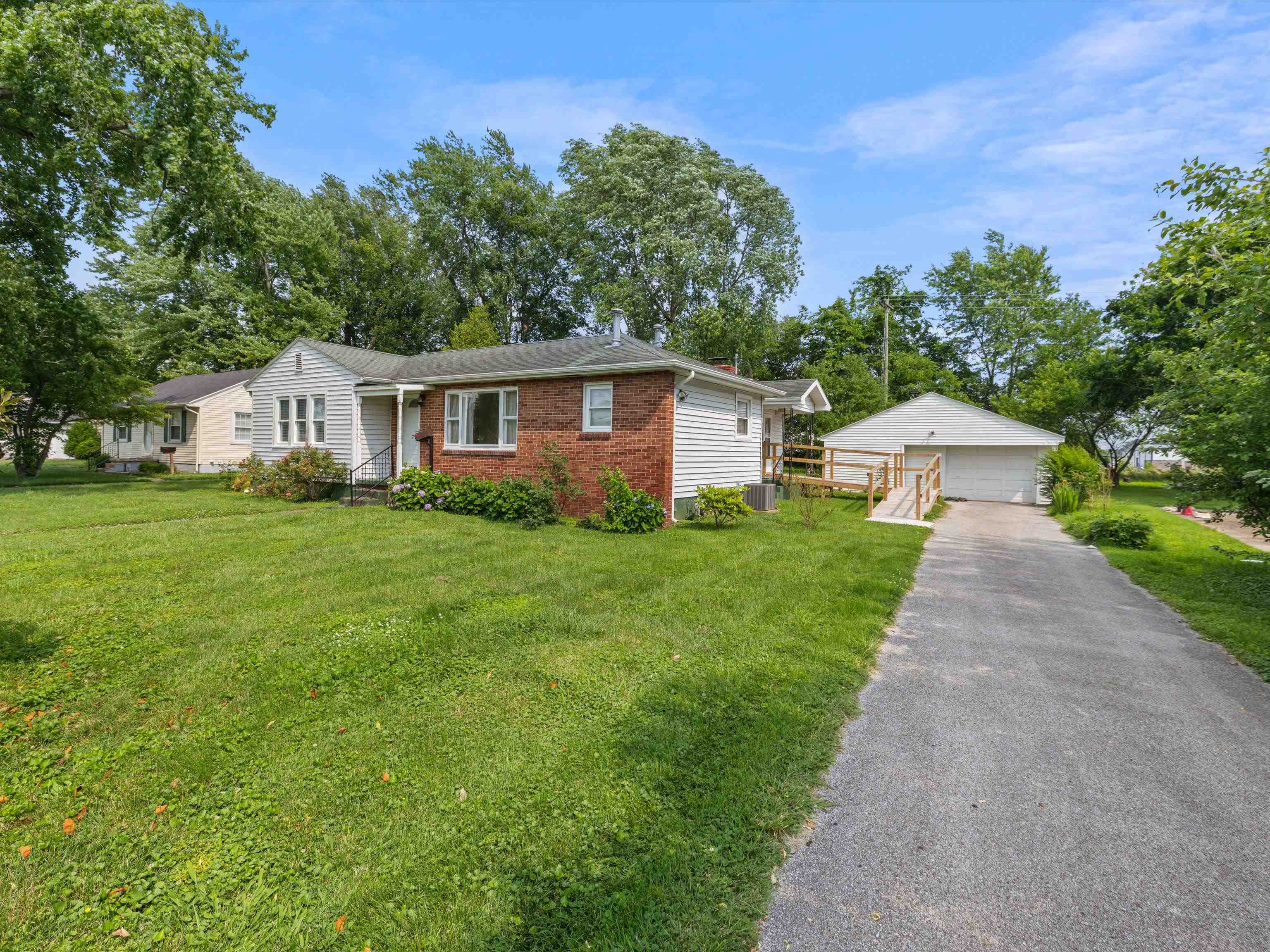 715 Eastwood Drive, Owensboro, Kentucky 42303, 2 Bedrooms Bedrooms, ,1 BathroomBathrooms,Single Family Residence,For Sale,Eastwood Drive,92790