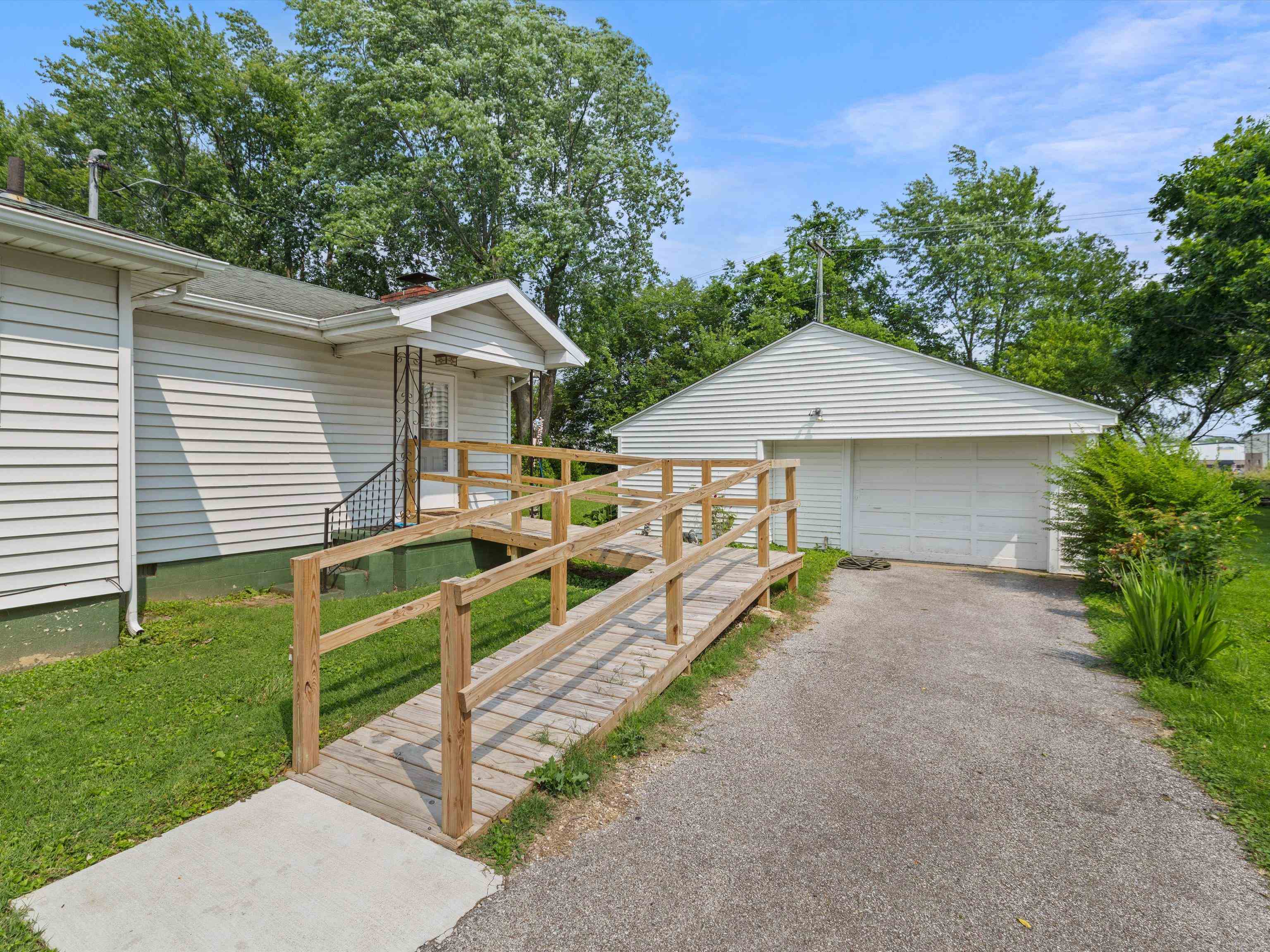 715 Eastwood Drive, Owensboro, Kentucky 42303, 2 Bedrooms Bedrooms, ,1 BathroomBathrooms,Single Family Residence,For Sale,Eastwood Drive,92790