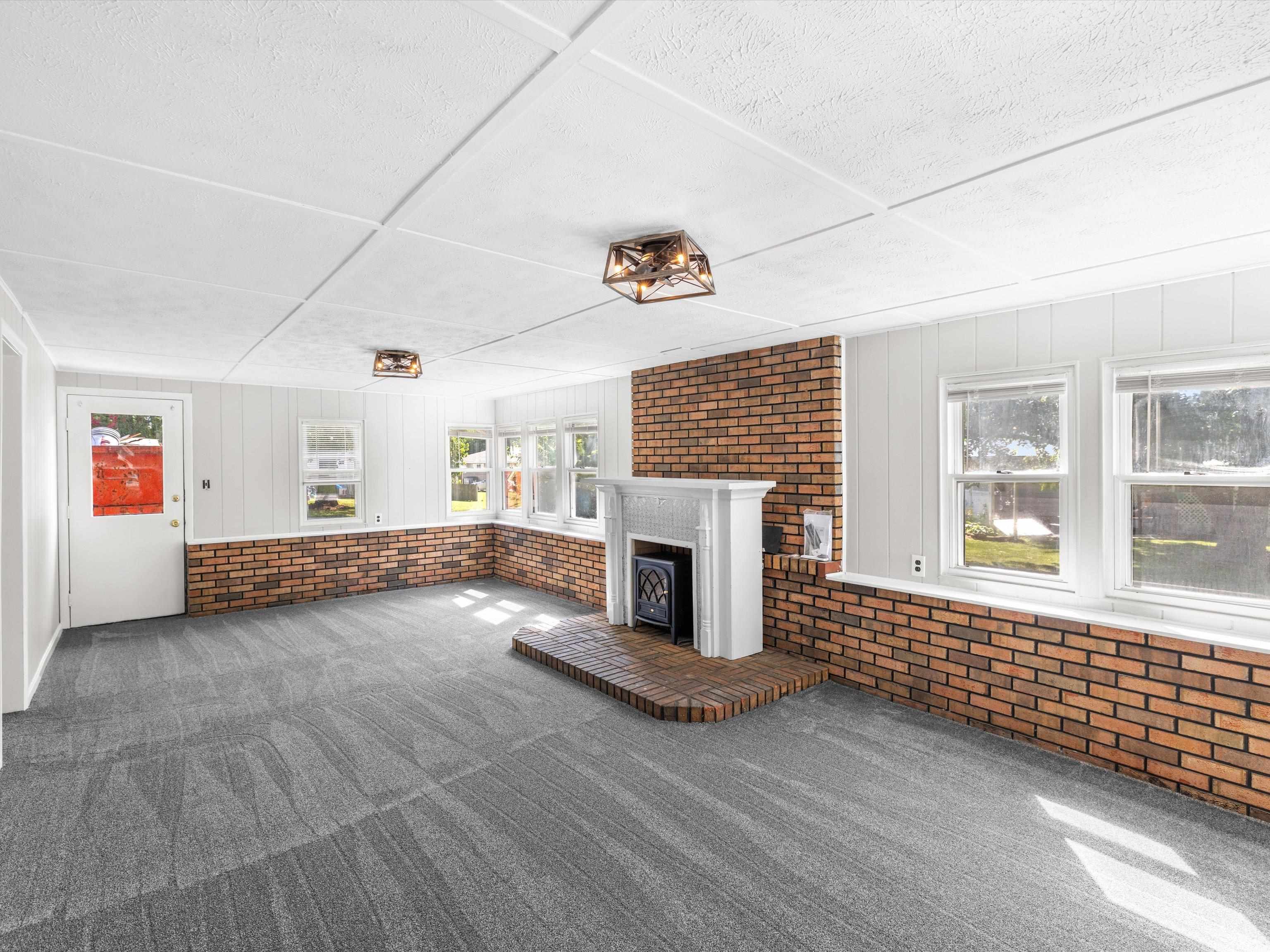 3011 Elmwood Dr, Henderson, Kentucky 42420, 2 Bedrooms Bedrooms, ,1 BathroomBathrooms,Single Family Residence,For Sale,Elmwood Dr,92793