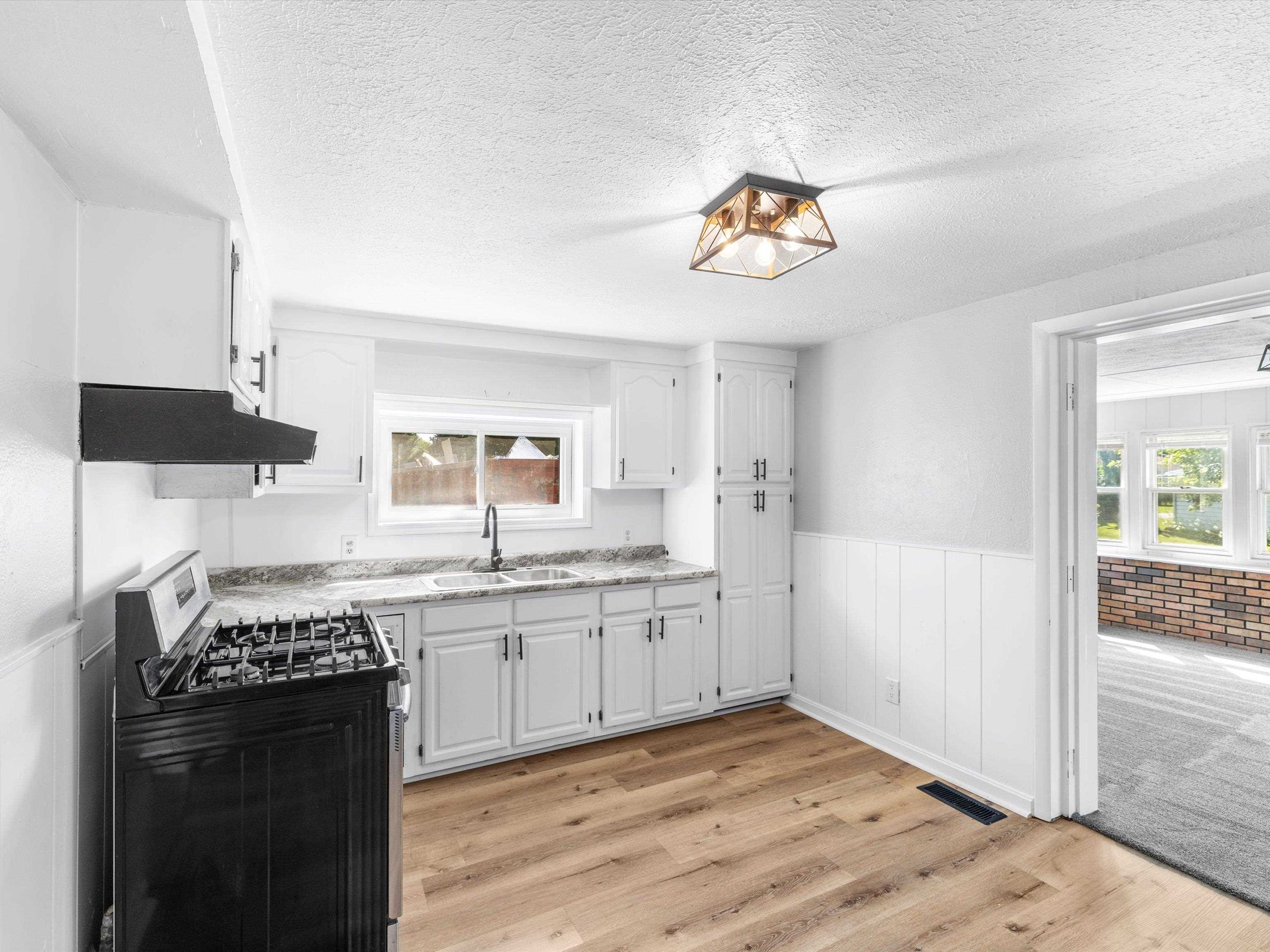 3011 Elmwood Dr, Henderson, Kentucky 42420, 2 Bedrooms Bedrooms, ,1 BathroomBathrooms,Single Family Residence,For Sale,Elmwood Dr,92793