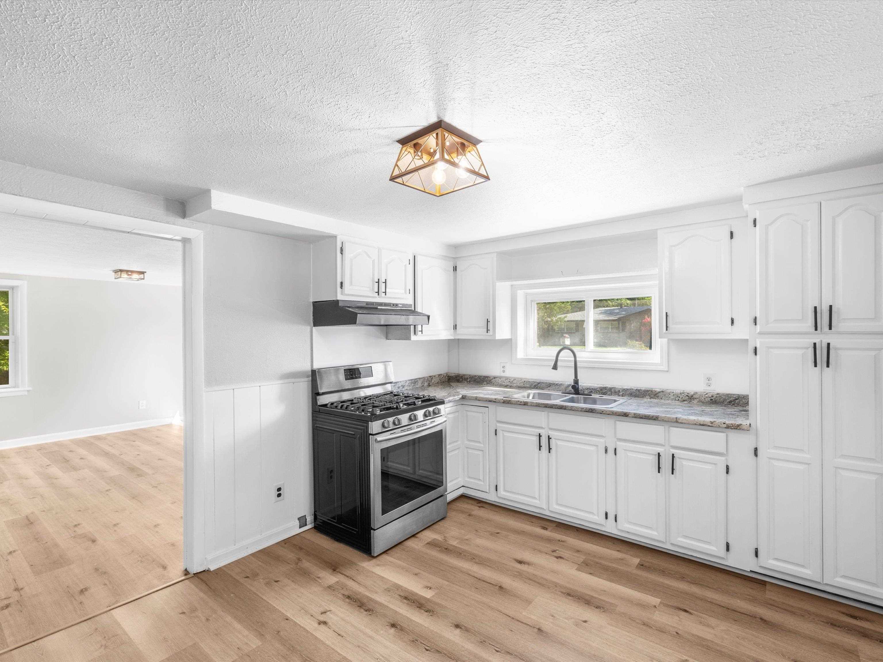 3011 Elmwood Dr, Henderson, Kentucky 42420, 2 Bedrooms Bedrooms, ,1 BathroomBathrooms,Single Family Residence,For Sale,Elmwood Dr,92793