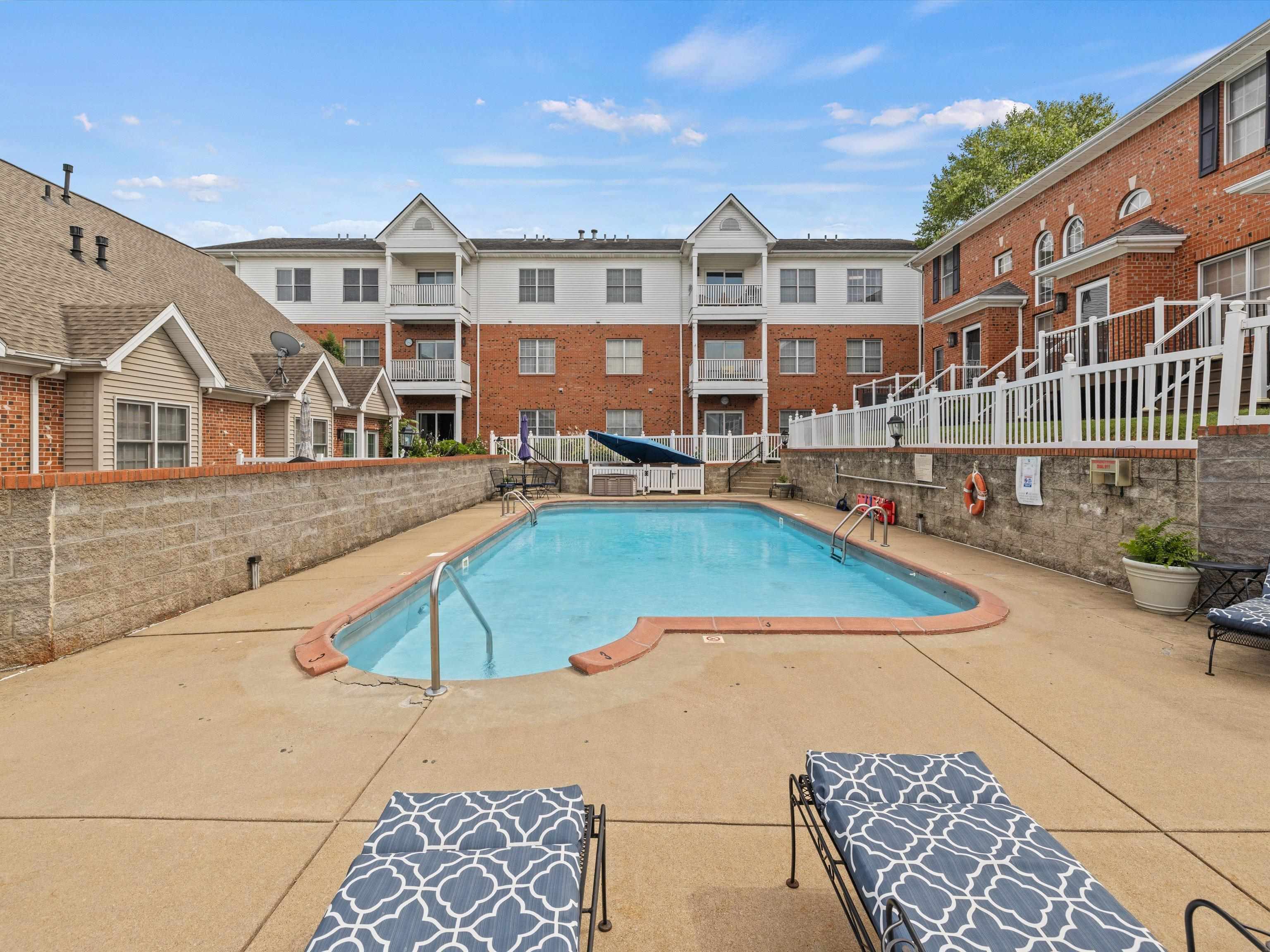 921 1st Street, Owensboro, Kentucky 42303-0687, 2 Bedrooms Bedrooms, ,2 BathroomsBathrooms,Condominium,For Sale,1st Street,92800