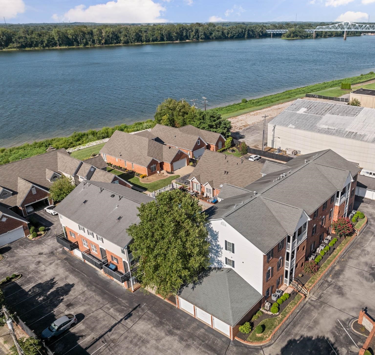 921 1st Street, Owensboro, Kentucky 42303-0687, 2 Bedrooms Bedrooms, ,2 BathroomsBathrooms,Condominium,For Sale,1st Street,92800
