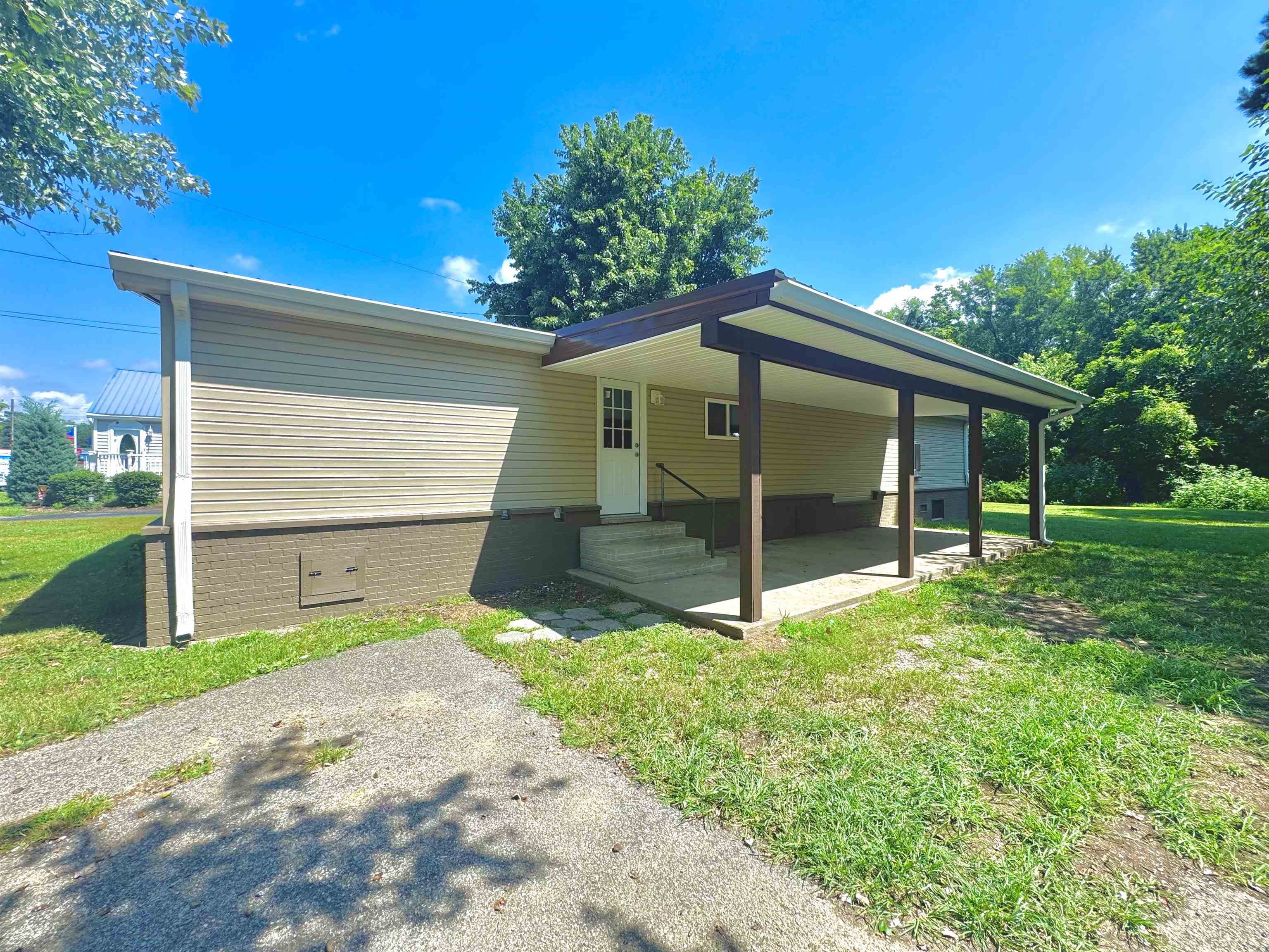 870 Main St, Calhoun, Kentucky 42327, 3 Bedrooms Bedrooms, ,2 BathroomsBathrooms,Single Family Residence,For Sale,Main St,92802