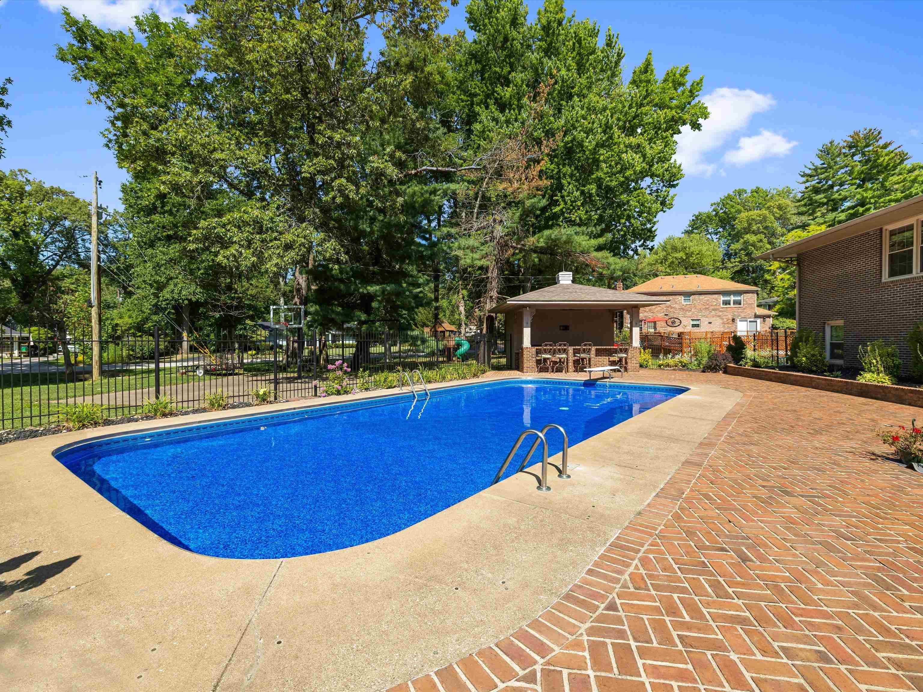 1247 Laurel Drive, Owensboro, Kentucky 42303, 5 Bedrooms Bedrooms, ,3 BathroomsBathrooms,Single Family Residence,For Sale,Laurel Drive,92809