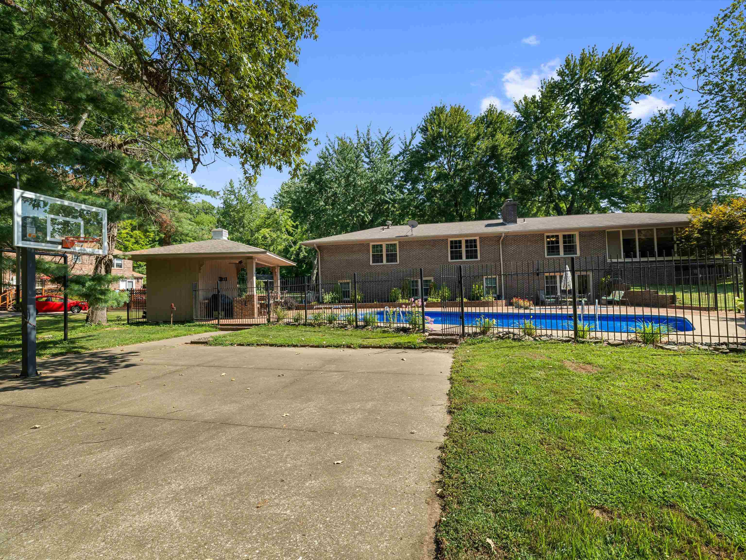 1247 Laurel Drive, Owensboro, Kentucky 42303, 5 Bedrooms Bedrooms, ,3 BathroomsBathrooms,Single Family Residence,For Sale,Laurel Drive,92809