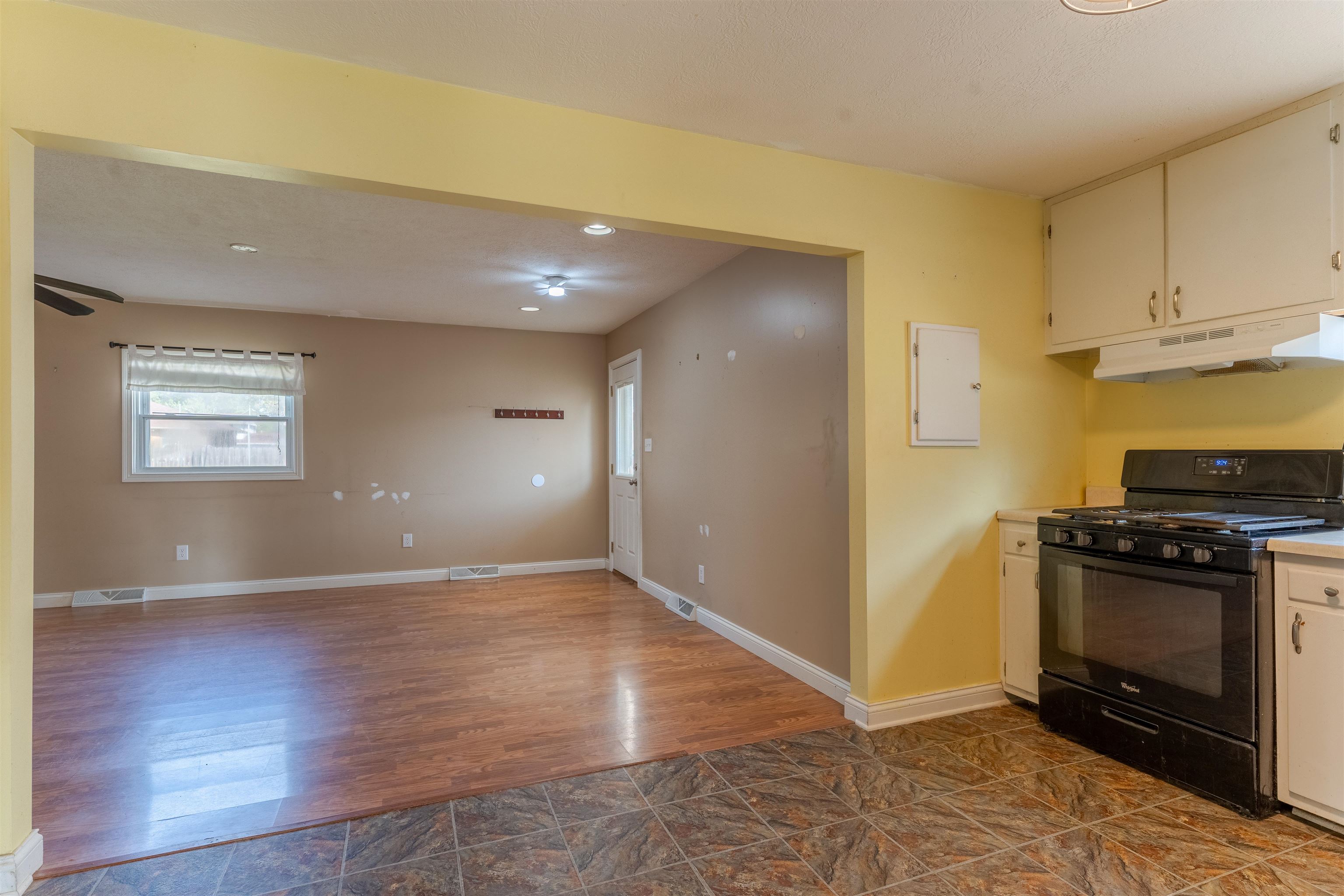 3802 Jefferson St, Owensboro, Kentucky 42303, 4 Bedrooms Bedrooms, ,1 BathroomBathrooms,Single Family Residence,For Sale,Jefferson St,92810