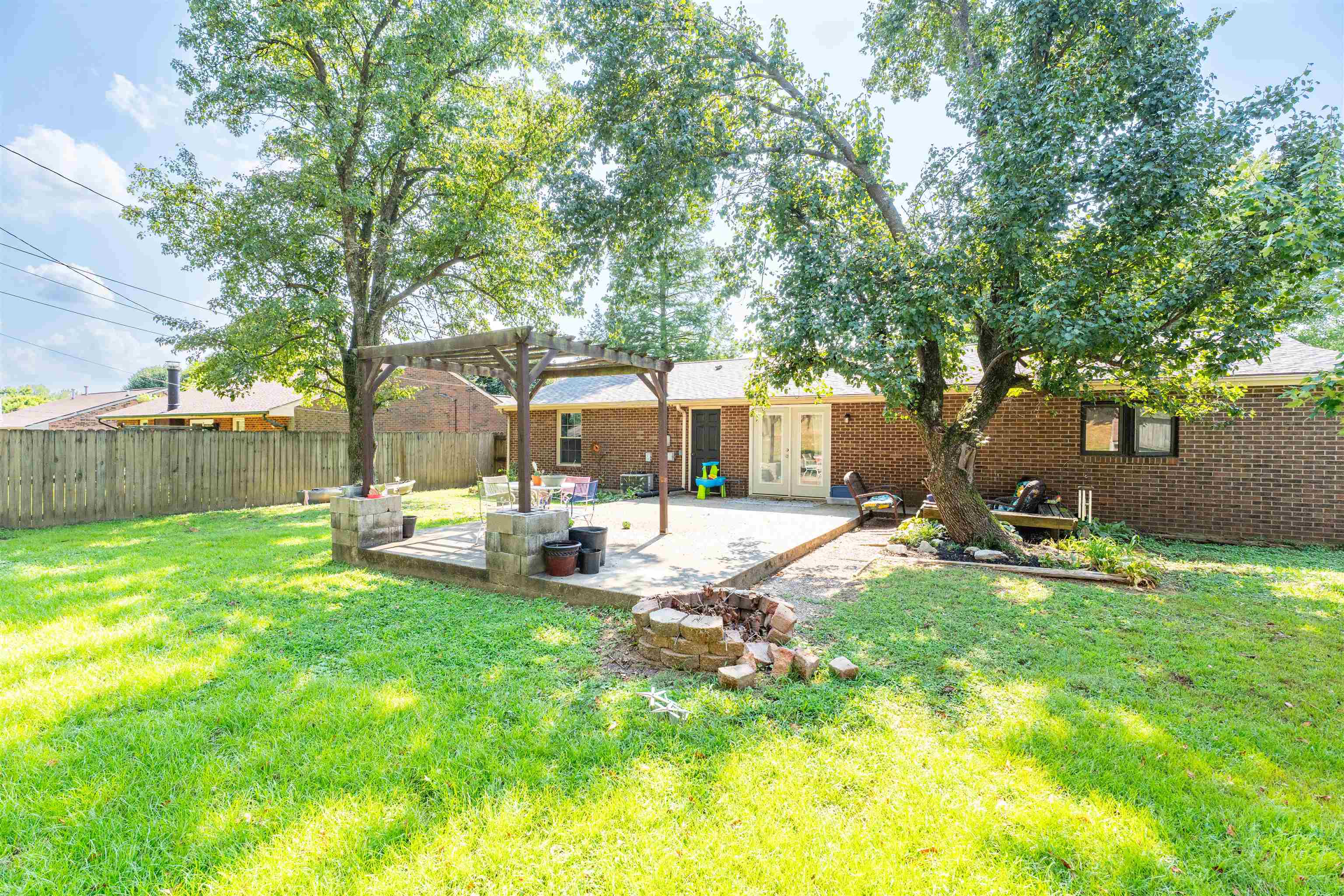 533 Raintree Drive, Owensboro, Kentucky 42301, 3 Bedrooms Bedrooms, ,1 BathroomBathrooms,Single Family Residence,For Sale,Raintree Drive,92813