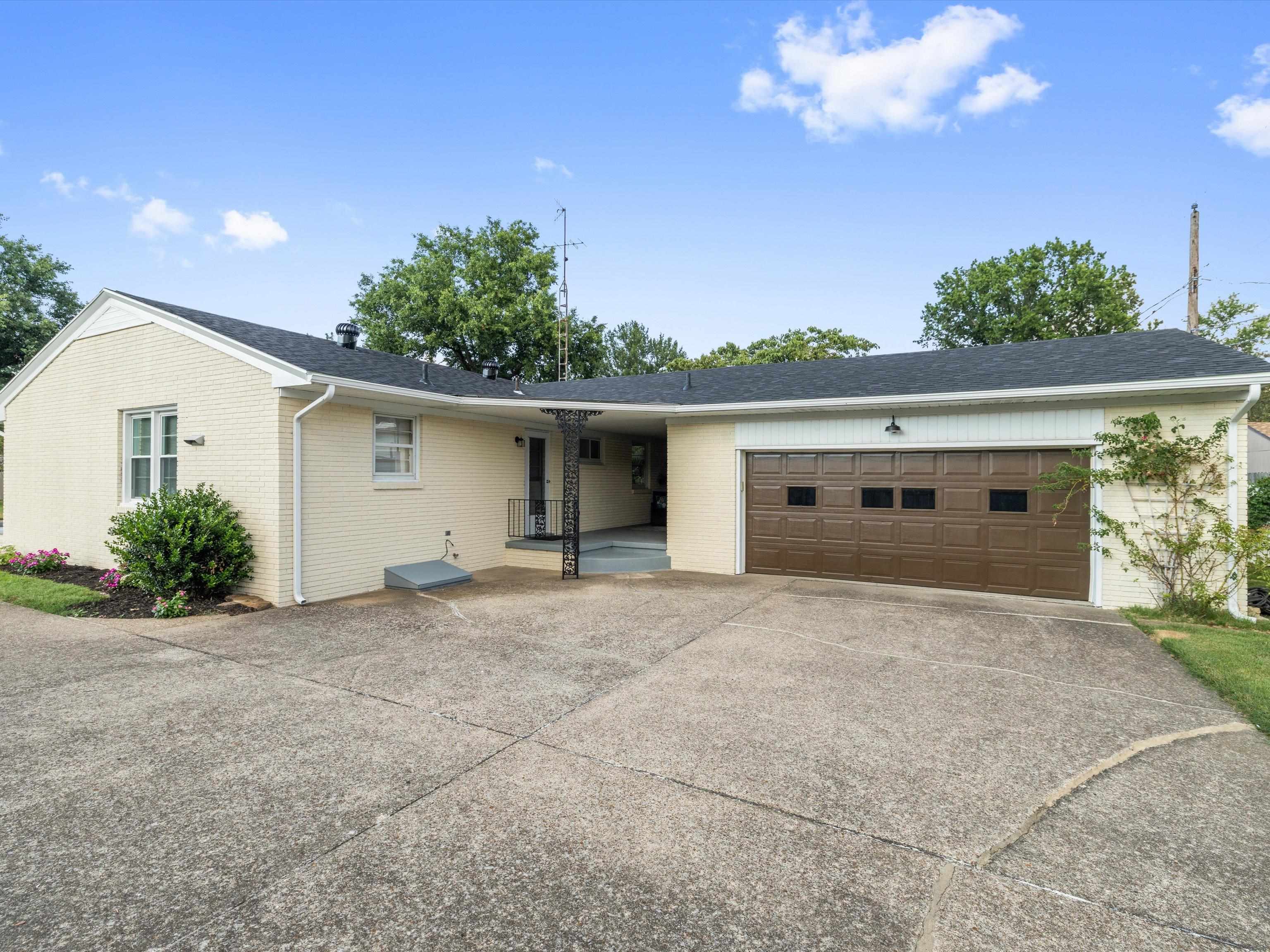 910 Walnut Park Drive, Owensboro, Kentucky 42303, 3 Bedrooms Bedrooms, ,2 BathroomsBathrooms,Single Family Residence,For Sale,Walnut Park Drive,92819