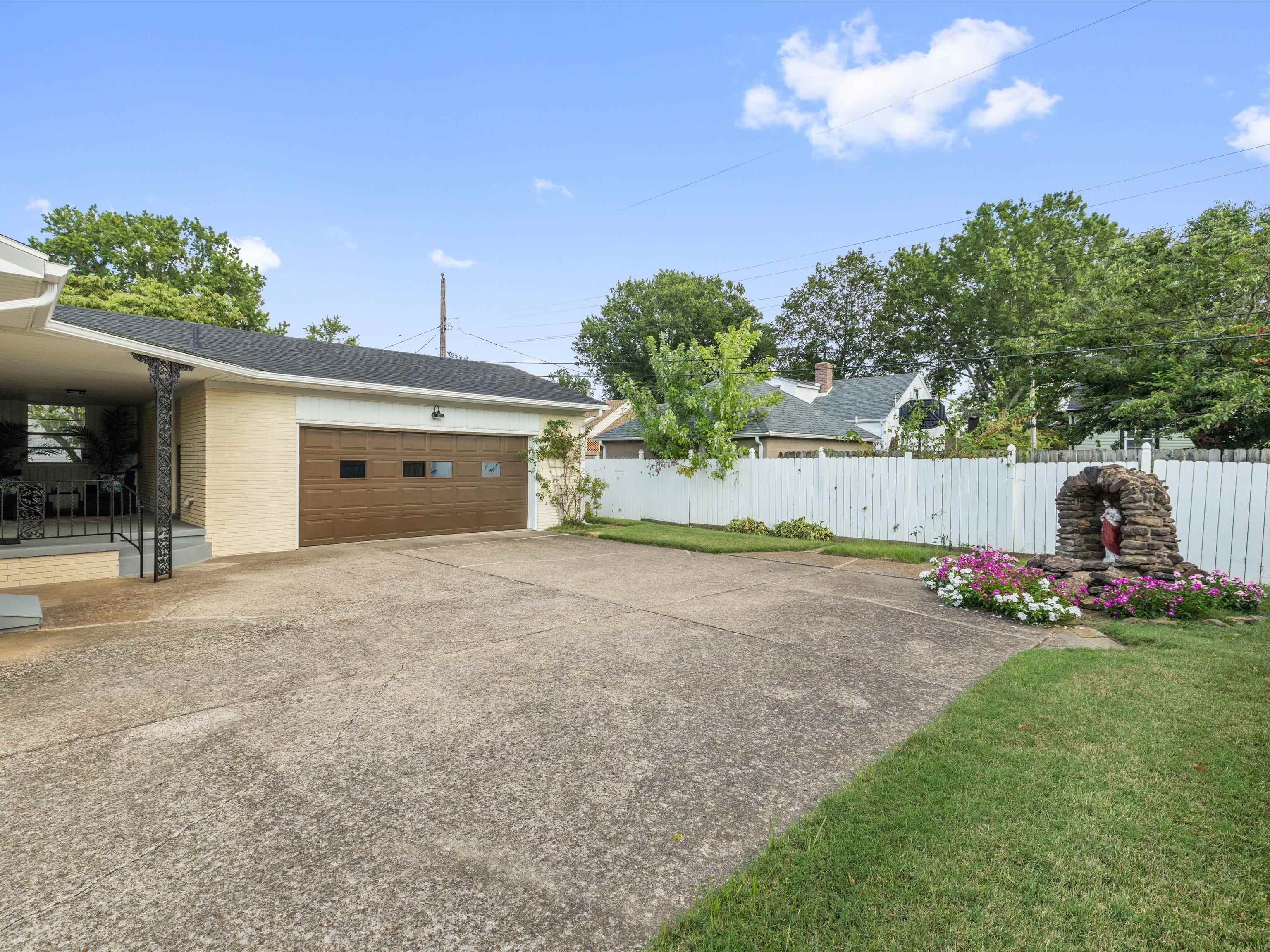 910 Walnut Park Drive, Owensboro, Kentucky 42303, 3 Bedrooms Bedrooms, ,2 BathroomsBathrooms,Single Family Residence,For Sale,Walnut Park Drive,92819